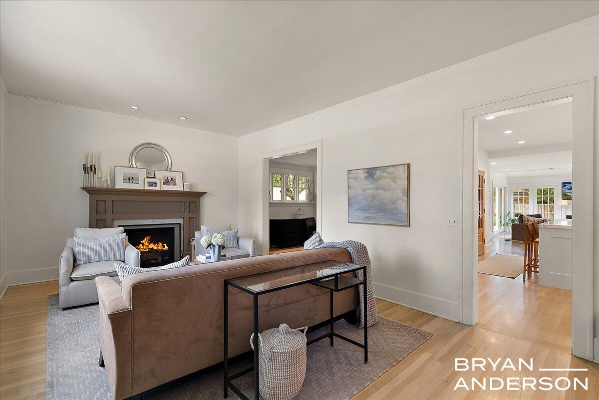 939 Lakeside Drive SE