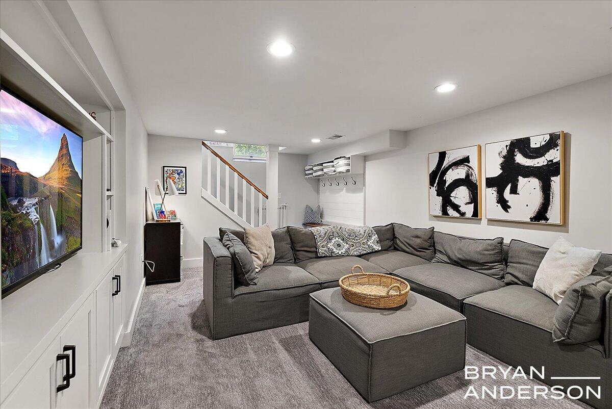 939 Lakeside Drive SE