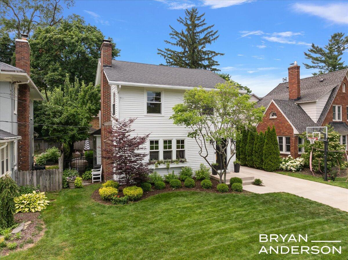 939 Lakeside Drive SE