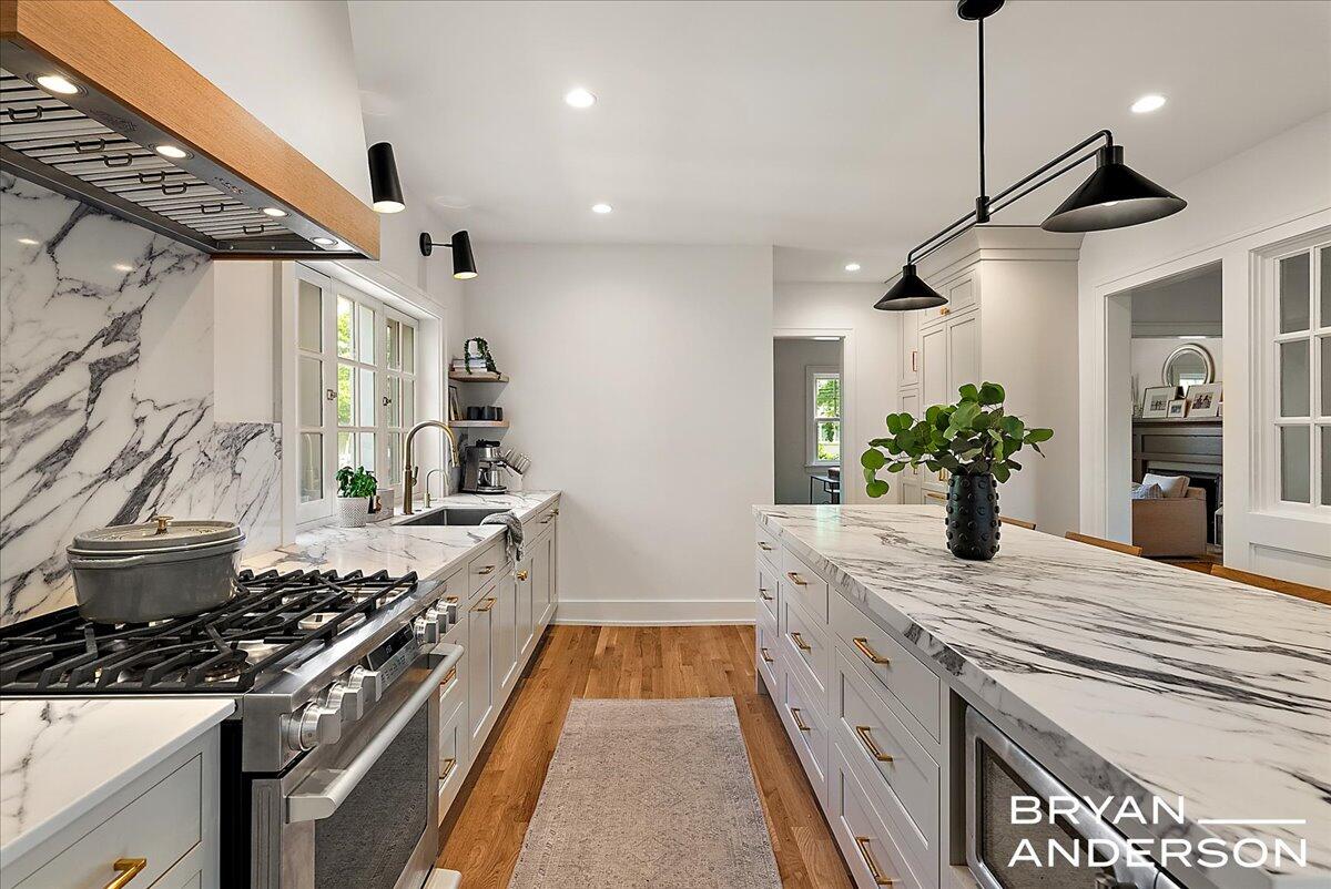 939 Lakeside Drive SE