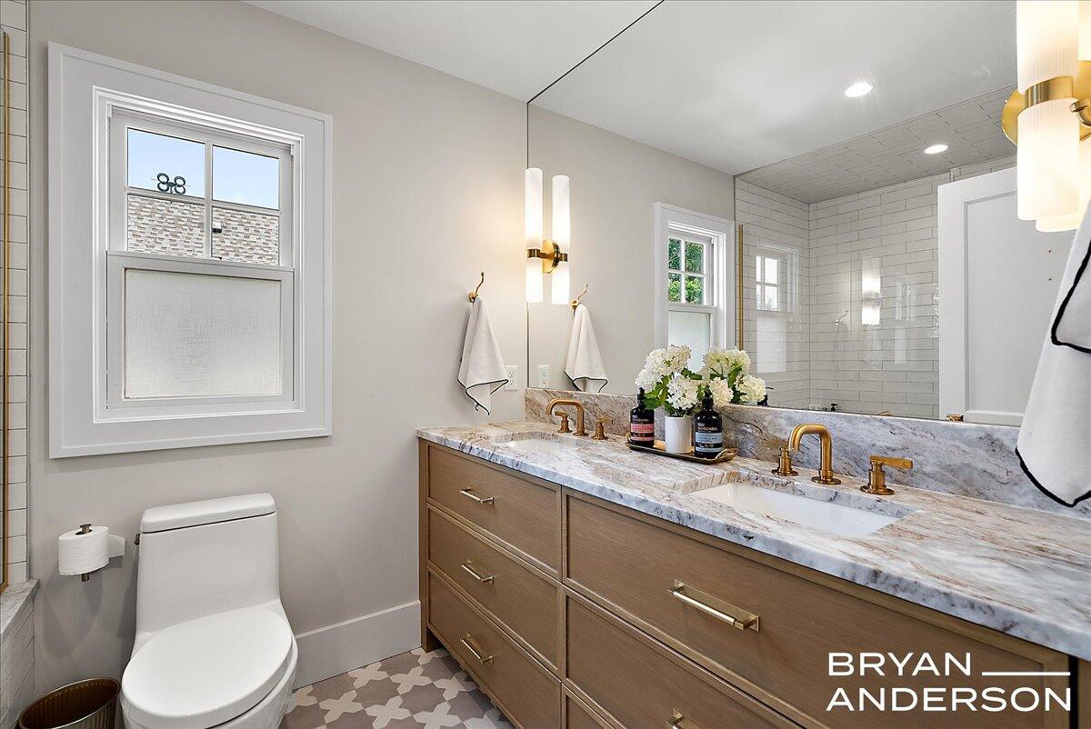 939 Lakeside Drive SE