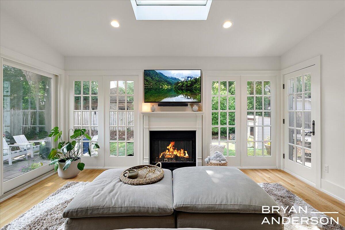 939 Lakeside Drive SE