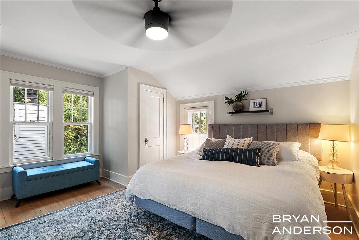 939 Lakeside Drive SE