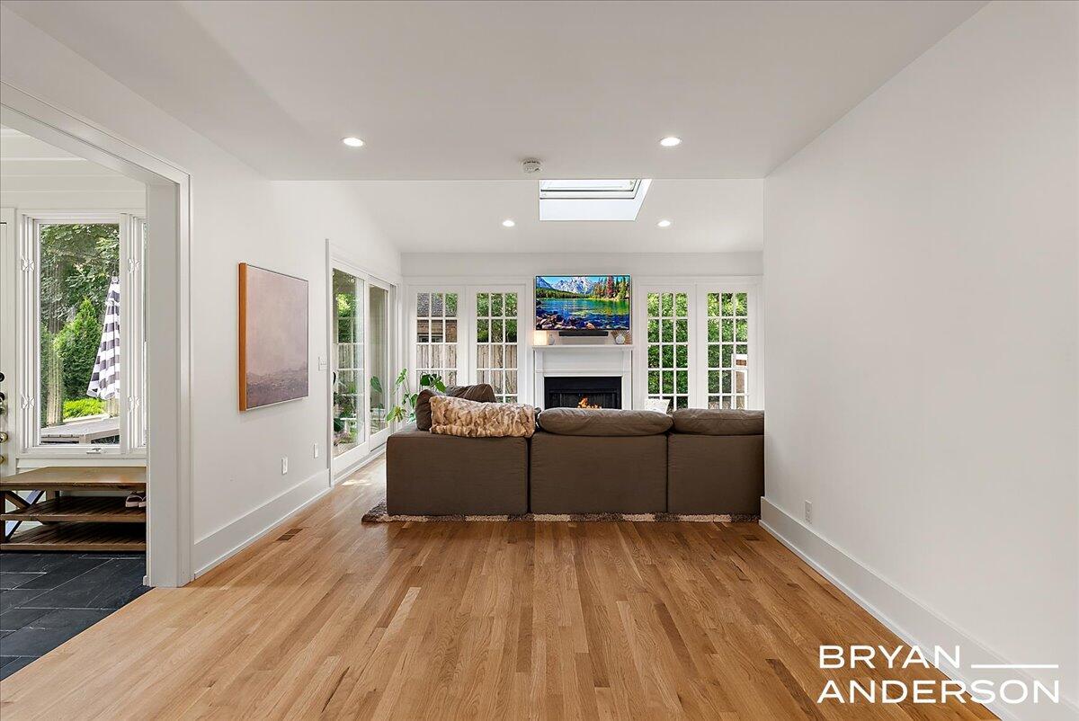 939 Lakeside Drive SE