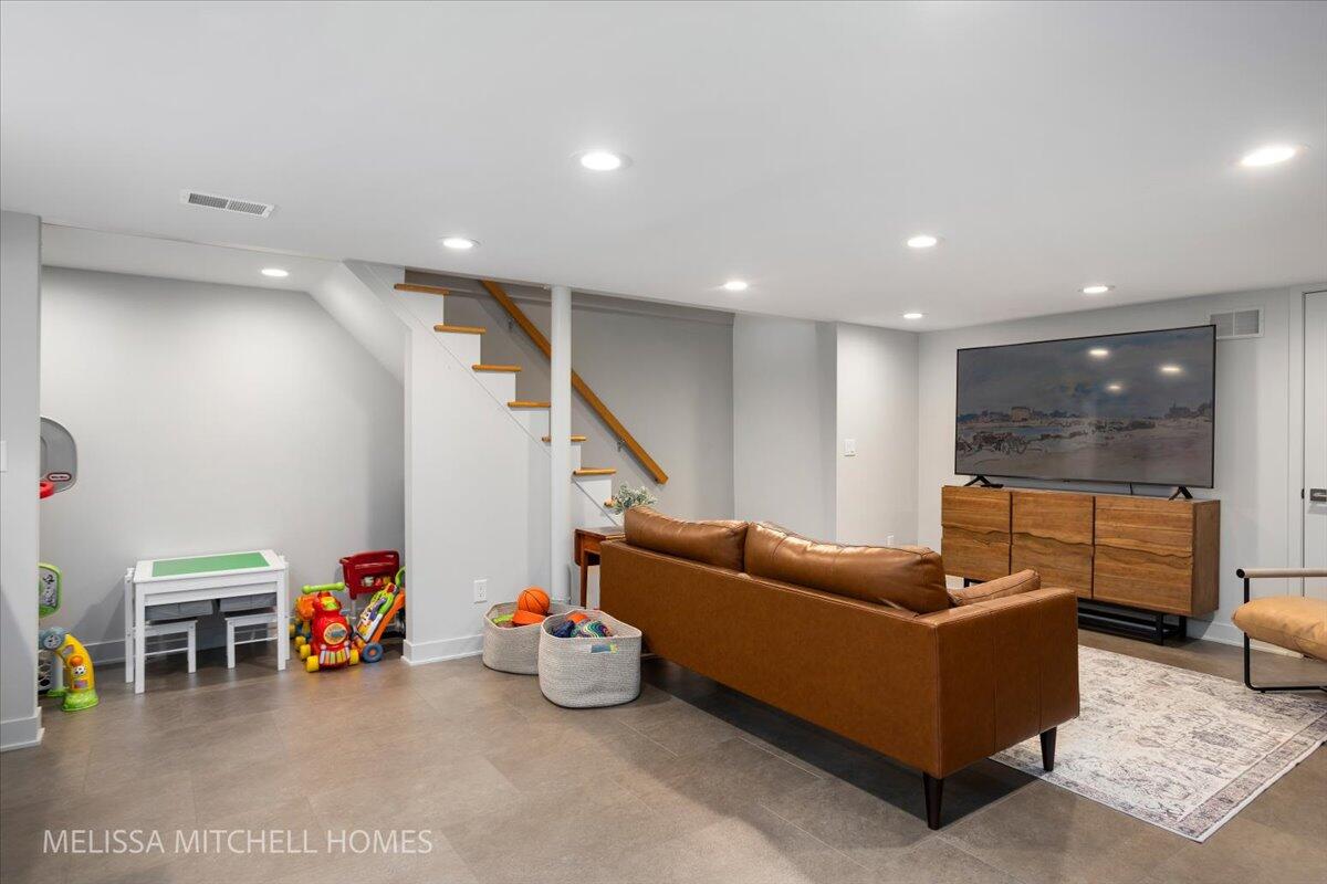 1064 Santa Barbara Drive SE