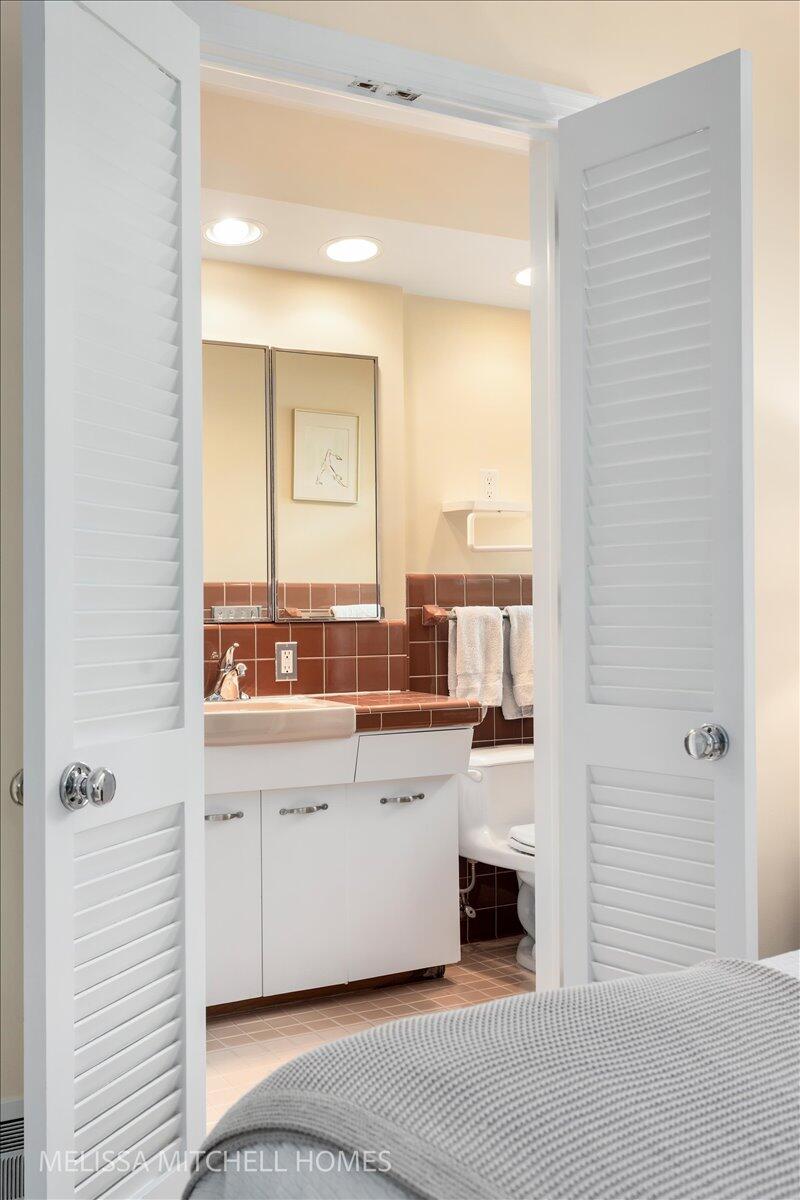 1064 Santa Barbara Drive SE