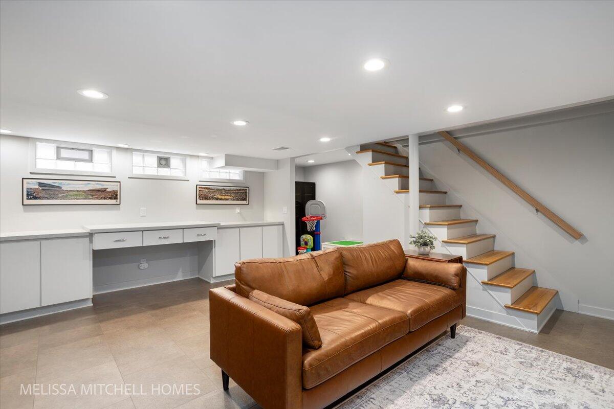 1064 Santa Barbara Drive SE