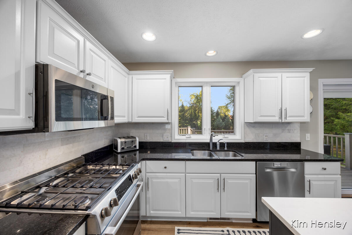 3881 Fraser Drive NE