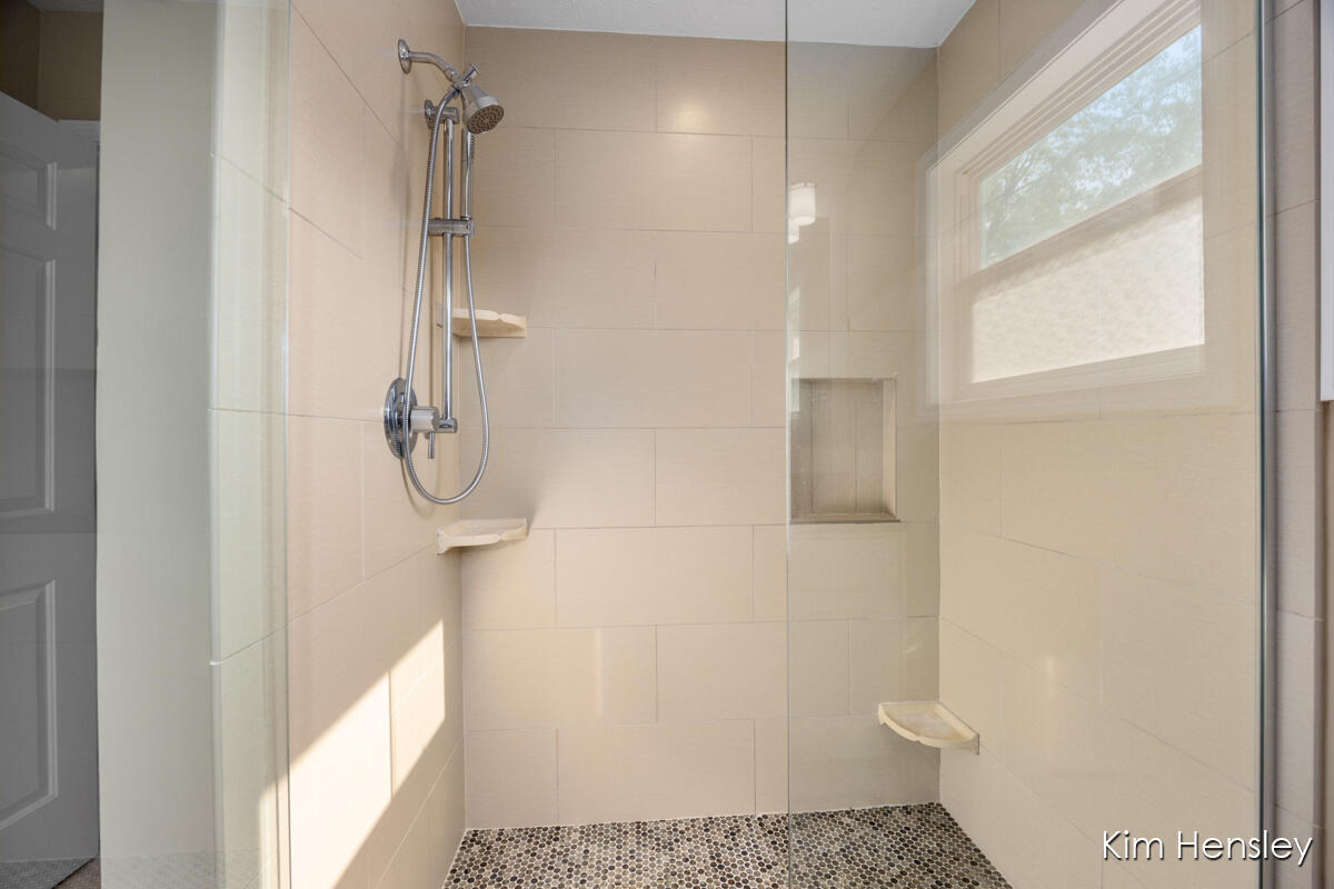 3881 Fraser Drive NE