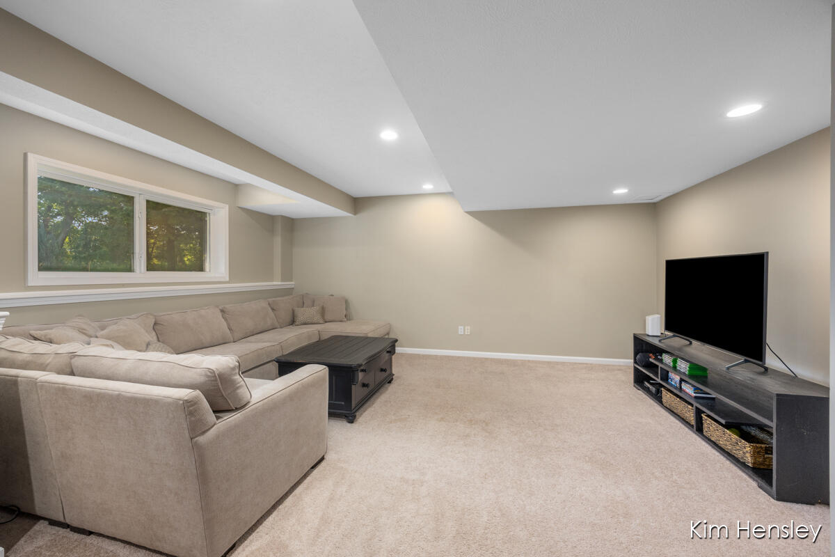 3881 Fraser Drive NE