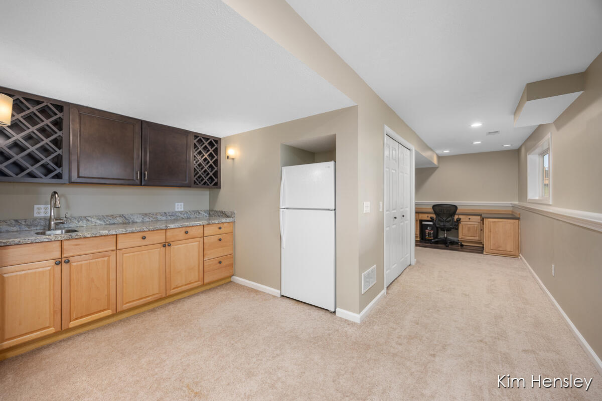 3881 Fraser Drive NE