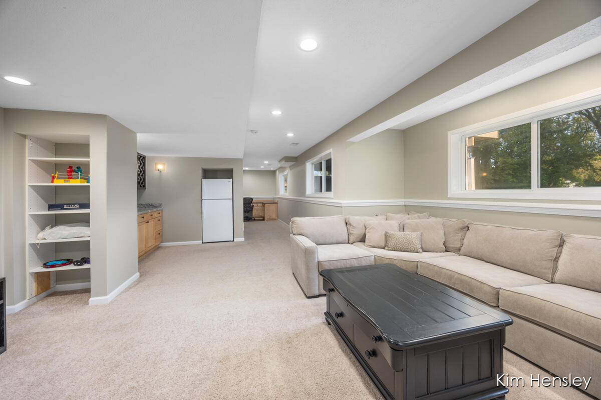 3881 Fraser Drive NE