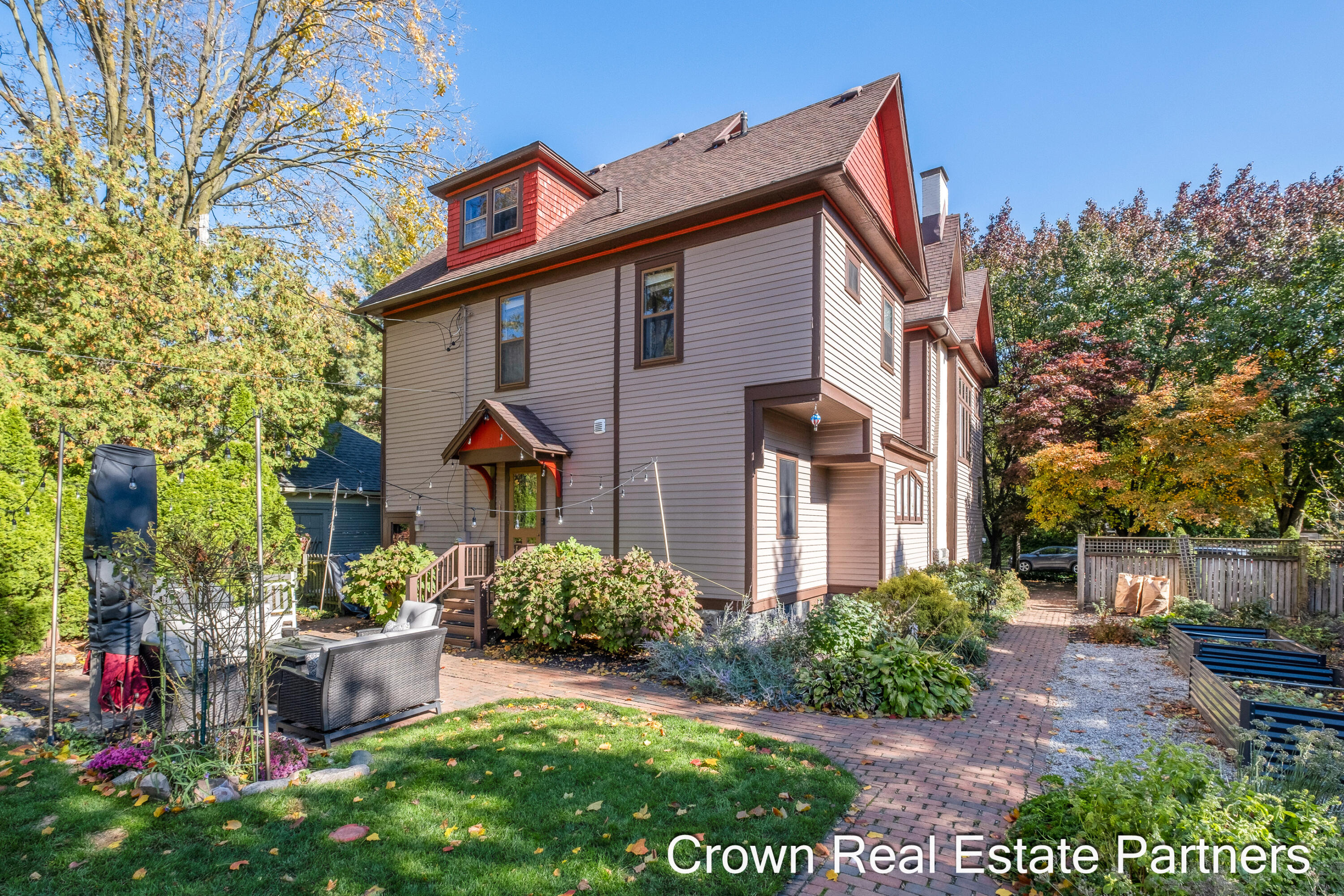 217 Madison Avenue SE