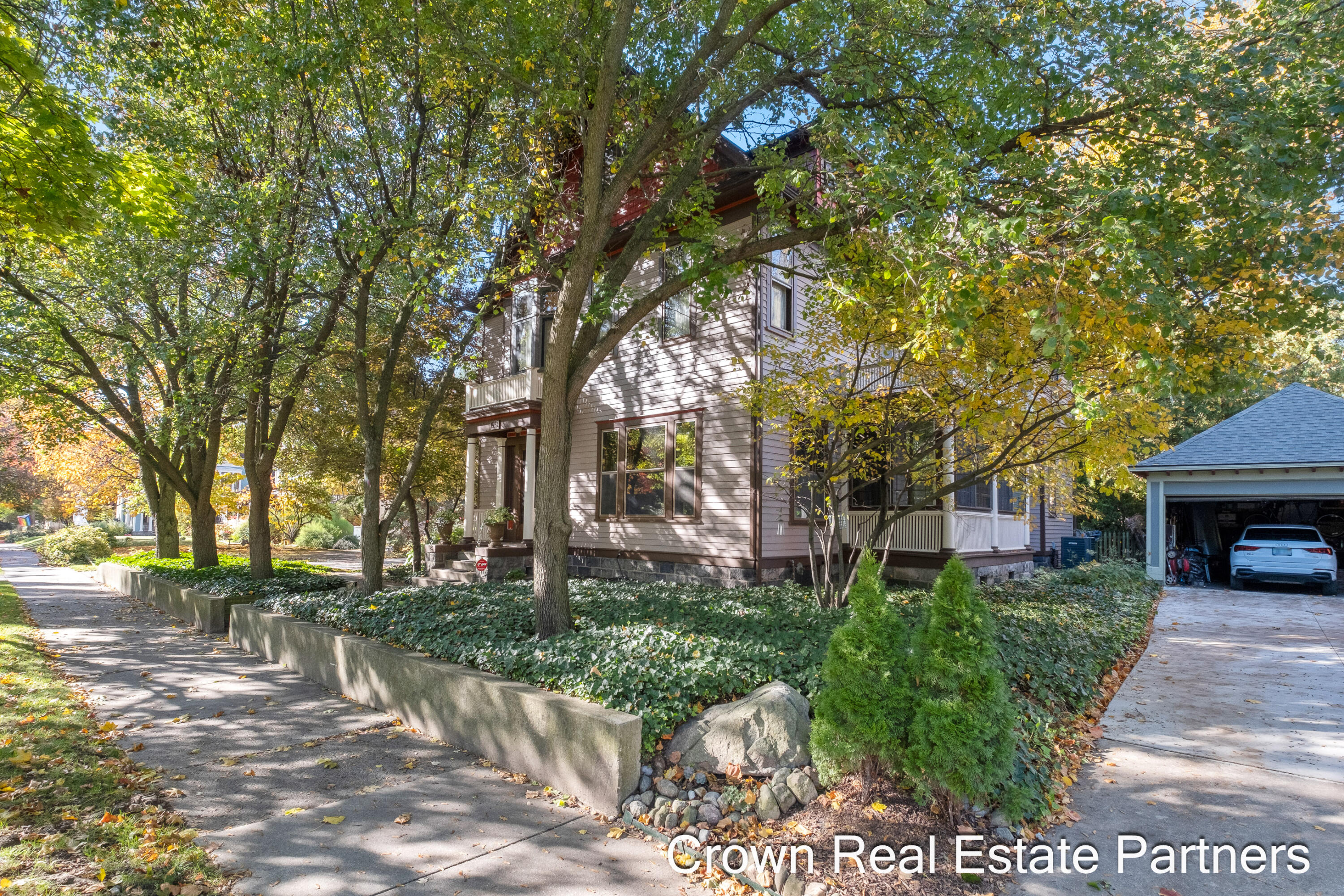 217 Madison Avenue SE