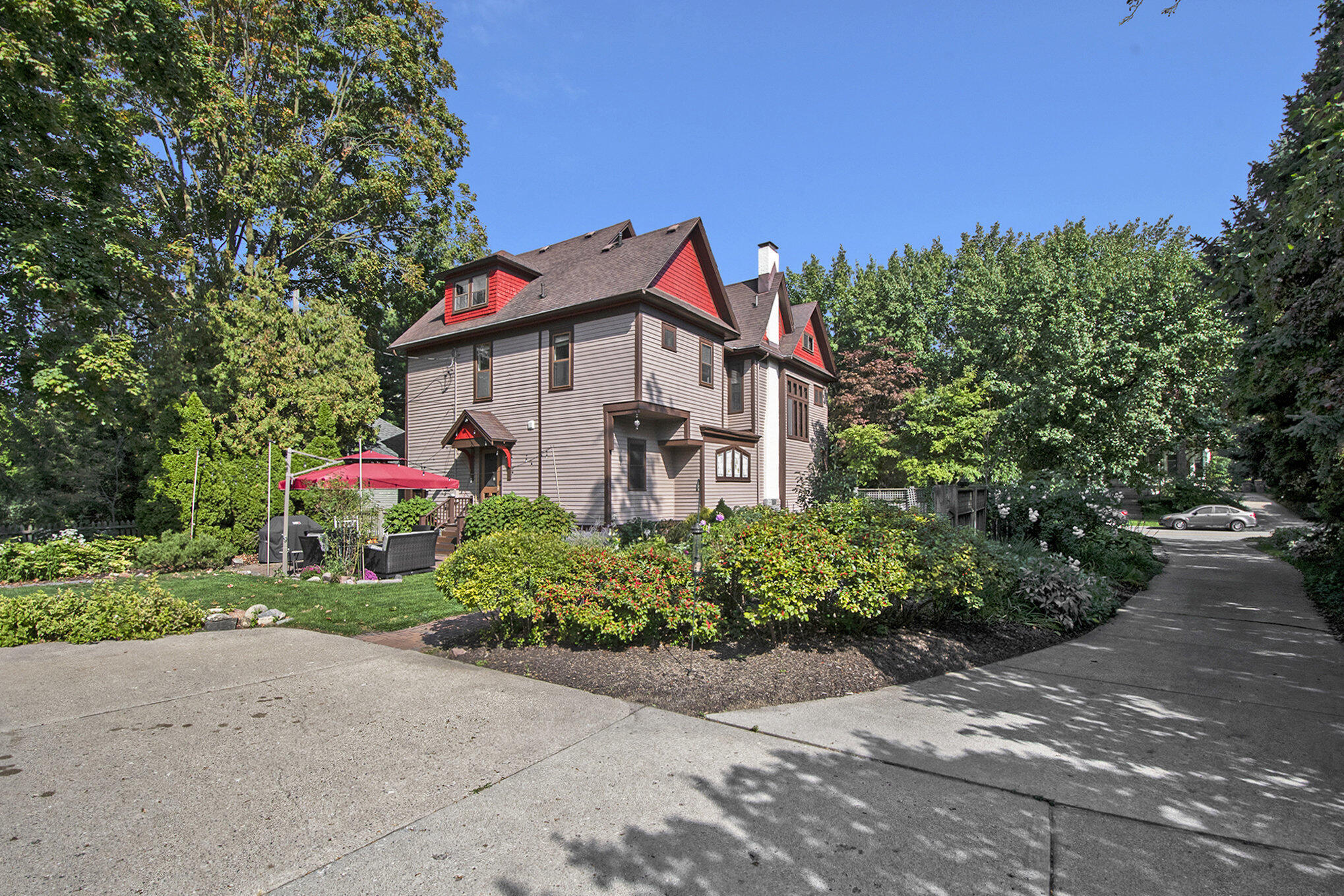217 Madison Avenue SE