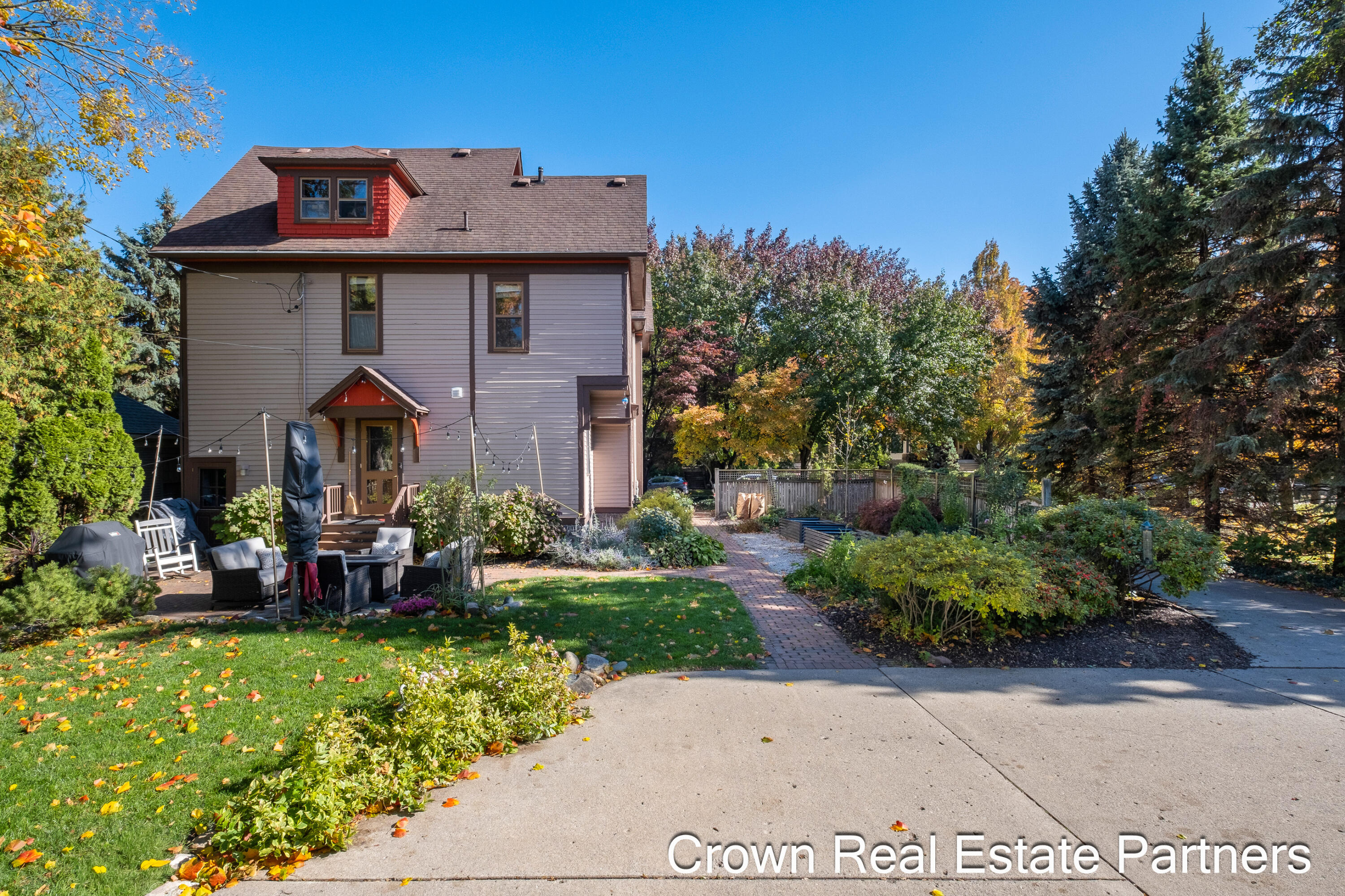 217 Madison Avenue SE