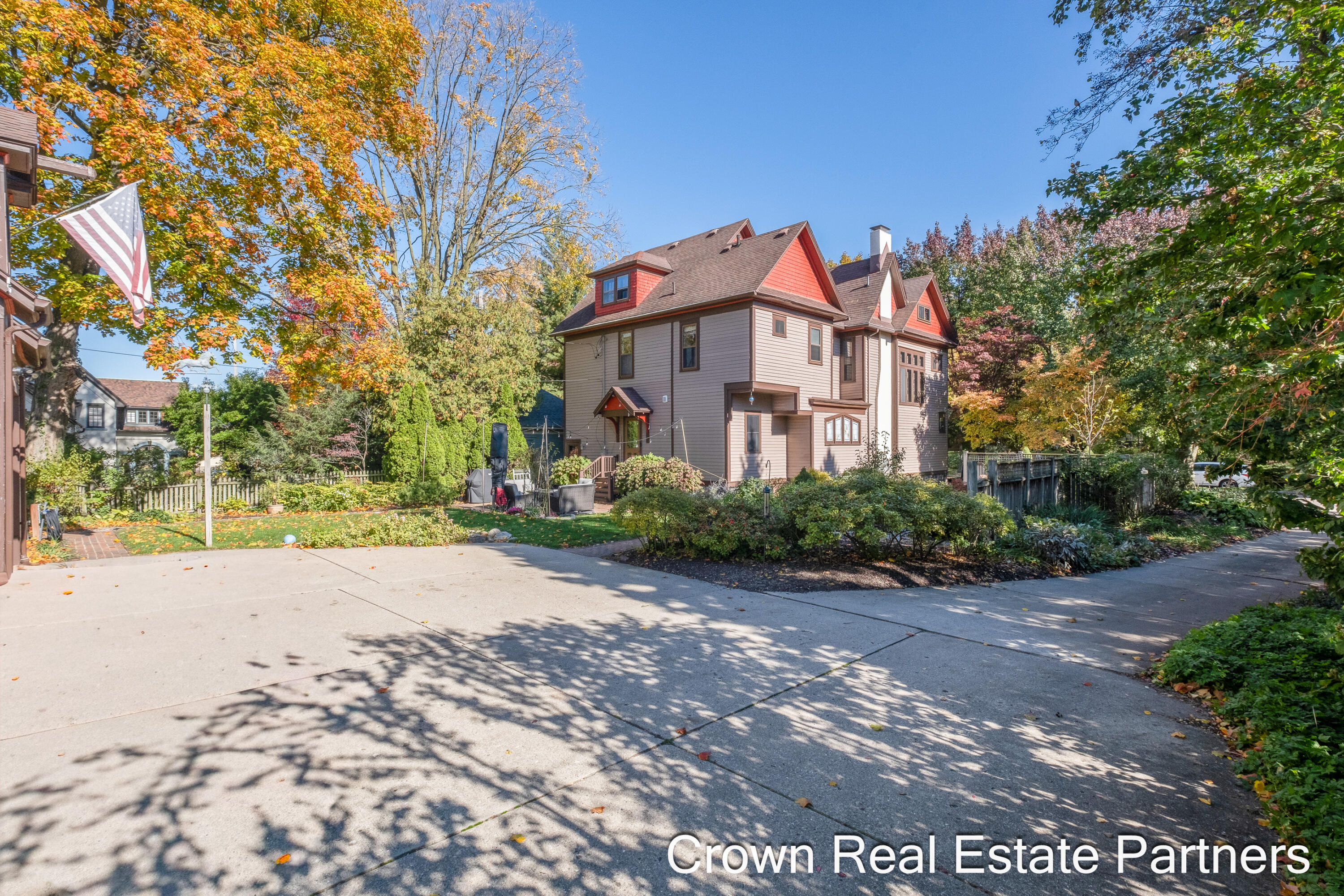 217 Madison Avenue SE