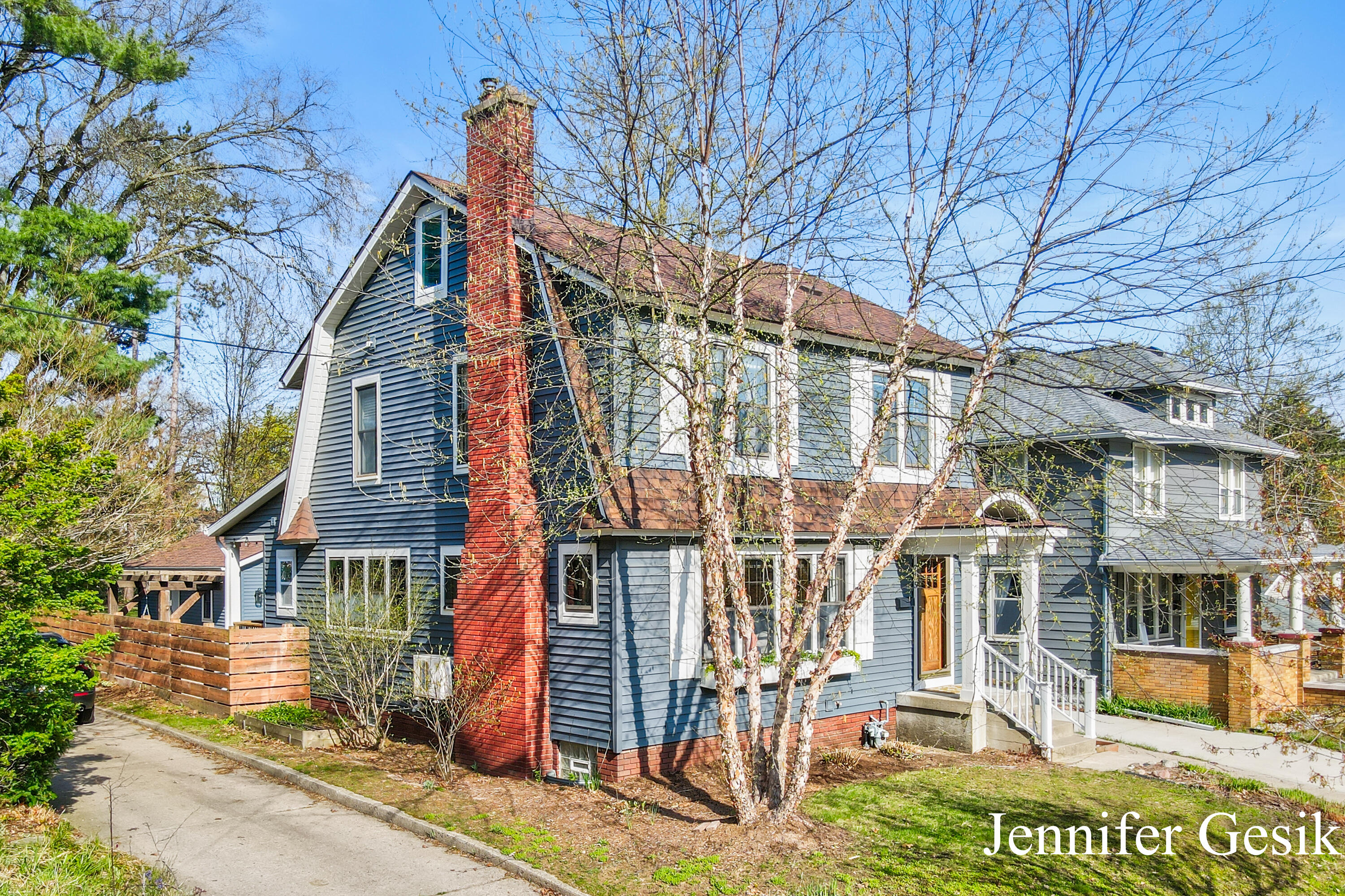 215 Glenhaven Avenue NW