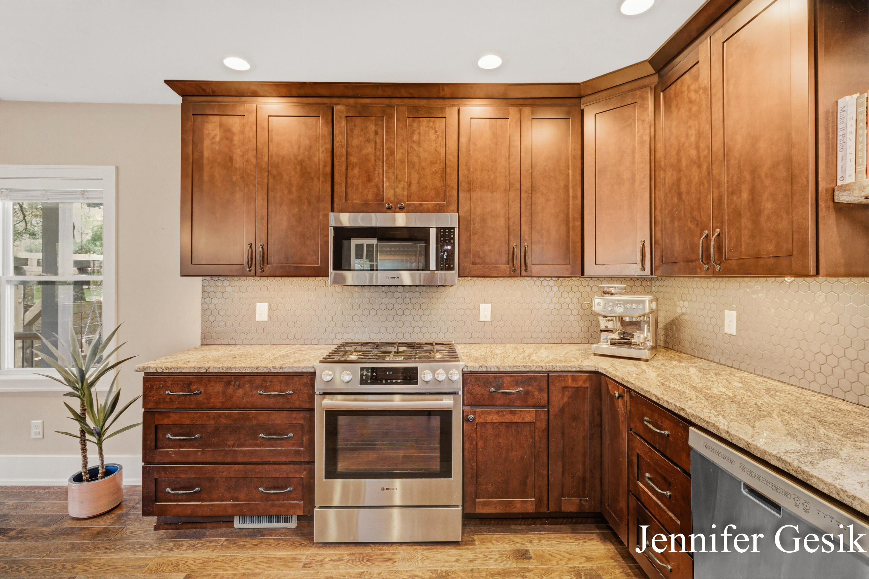 215 Glenhaven Avenue NW