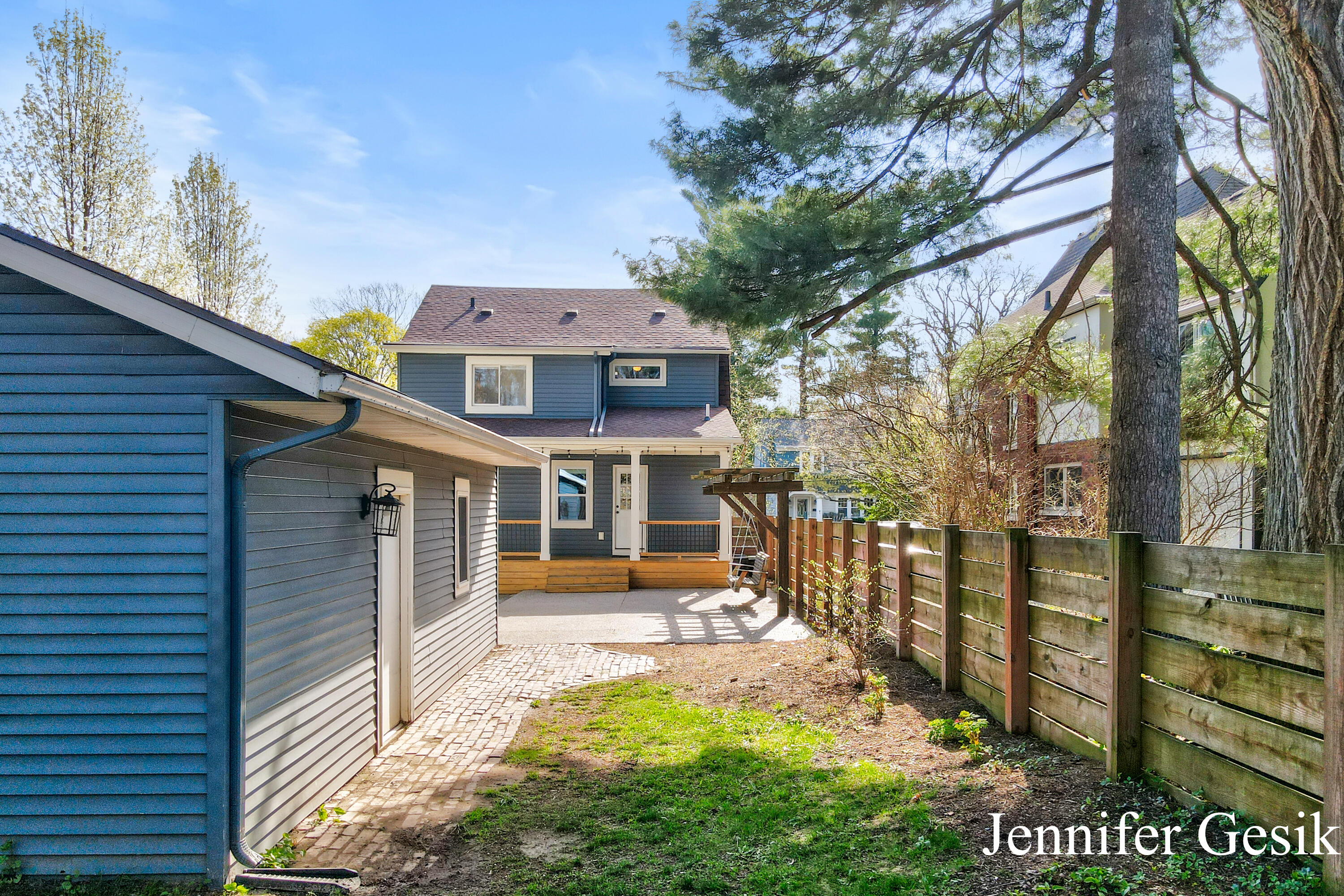 215 Glenhaven Avenue NW