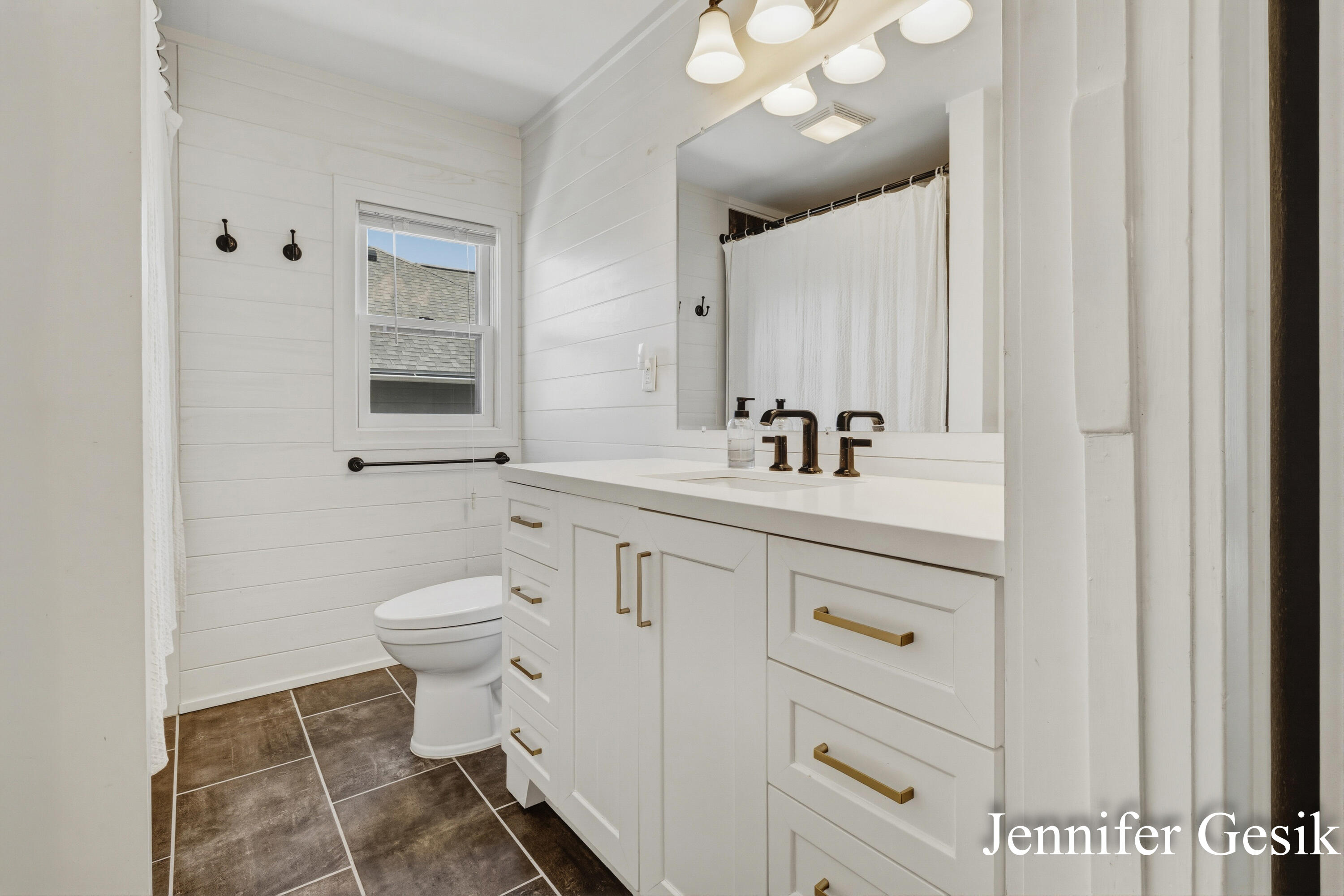 215 Glenhaven Avenue NW