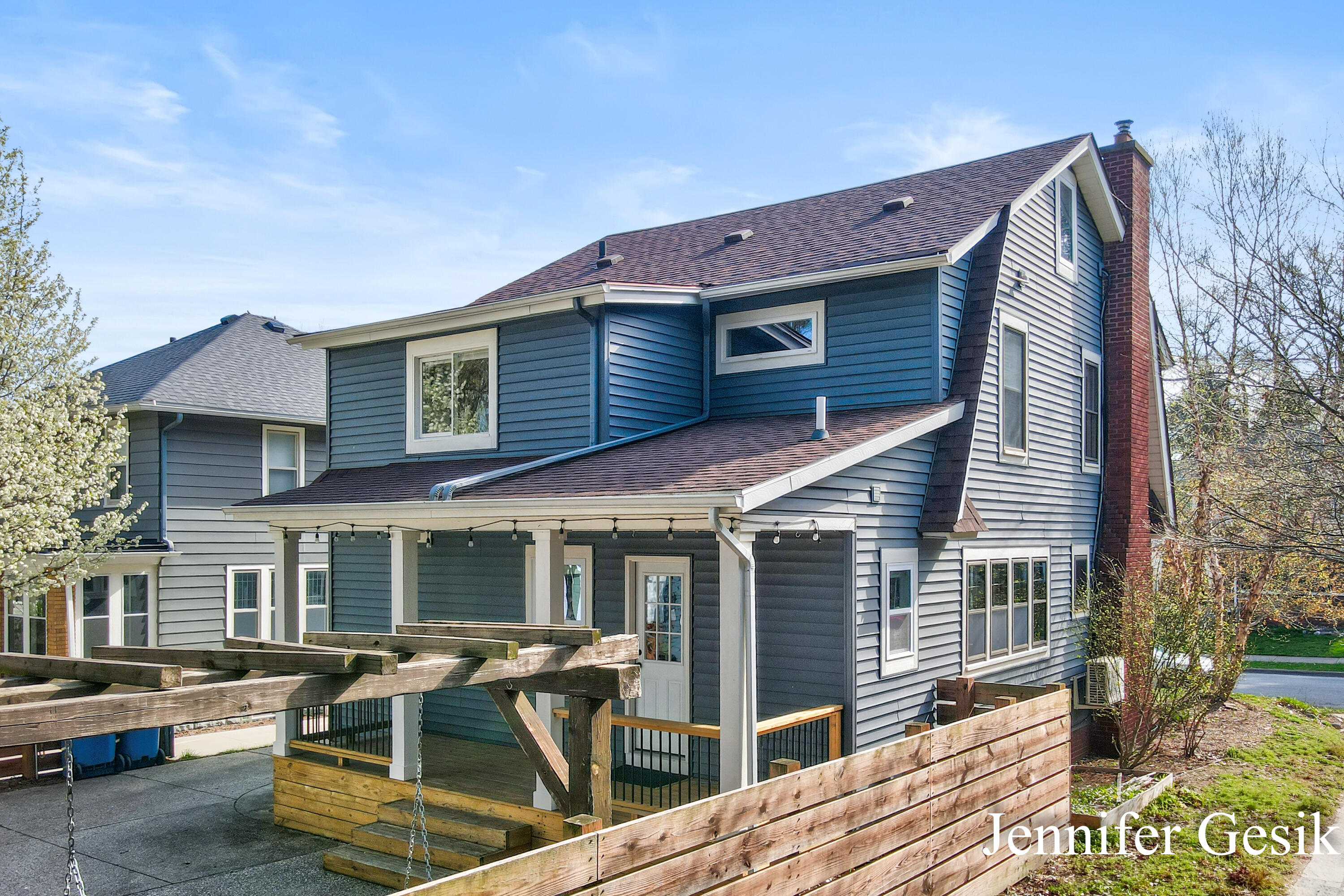 215 Glenhaven Avenue NW