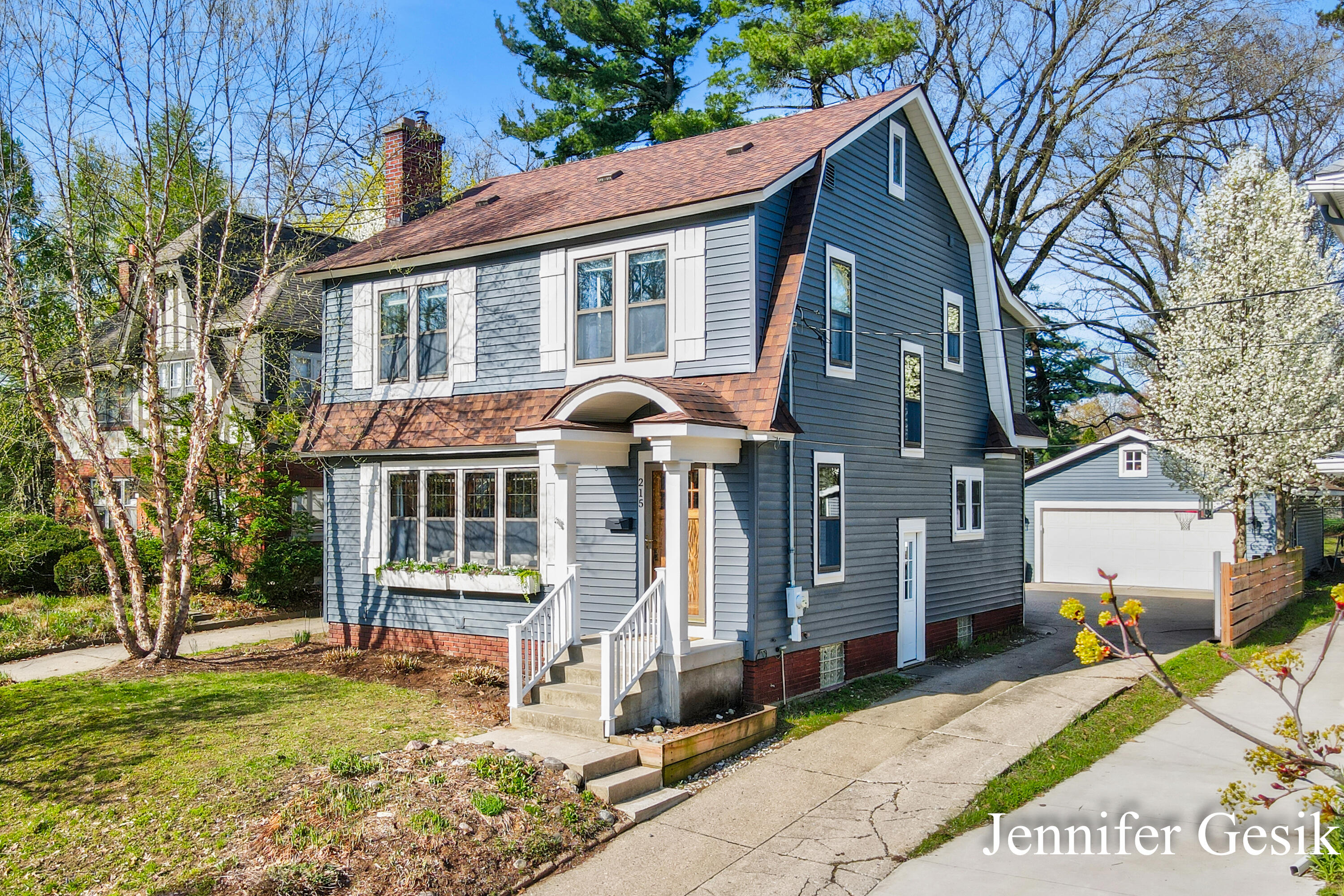 215 Glenhaven Avenue NW