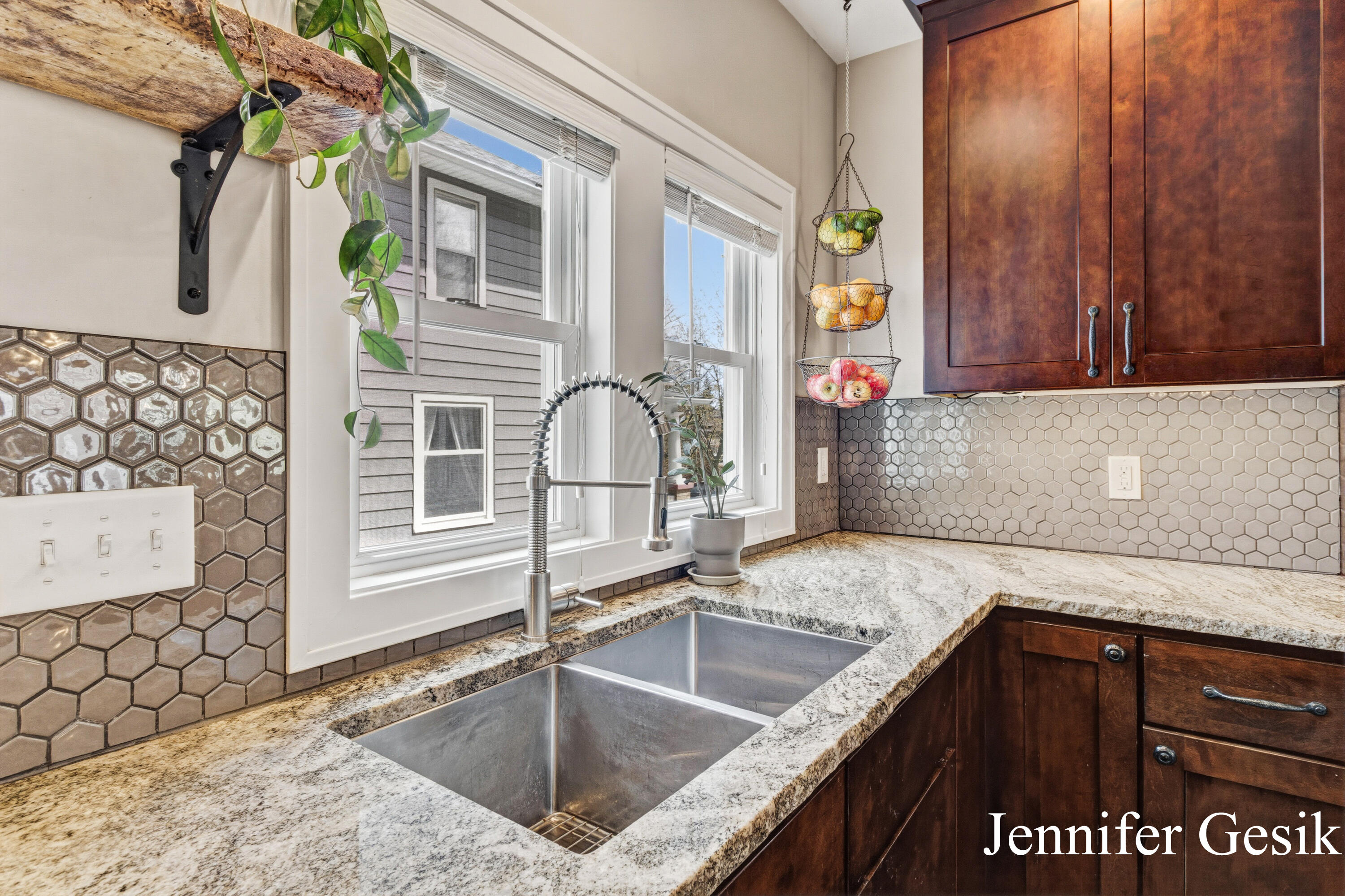 215 Glenhaven Avenue NW