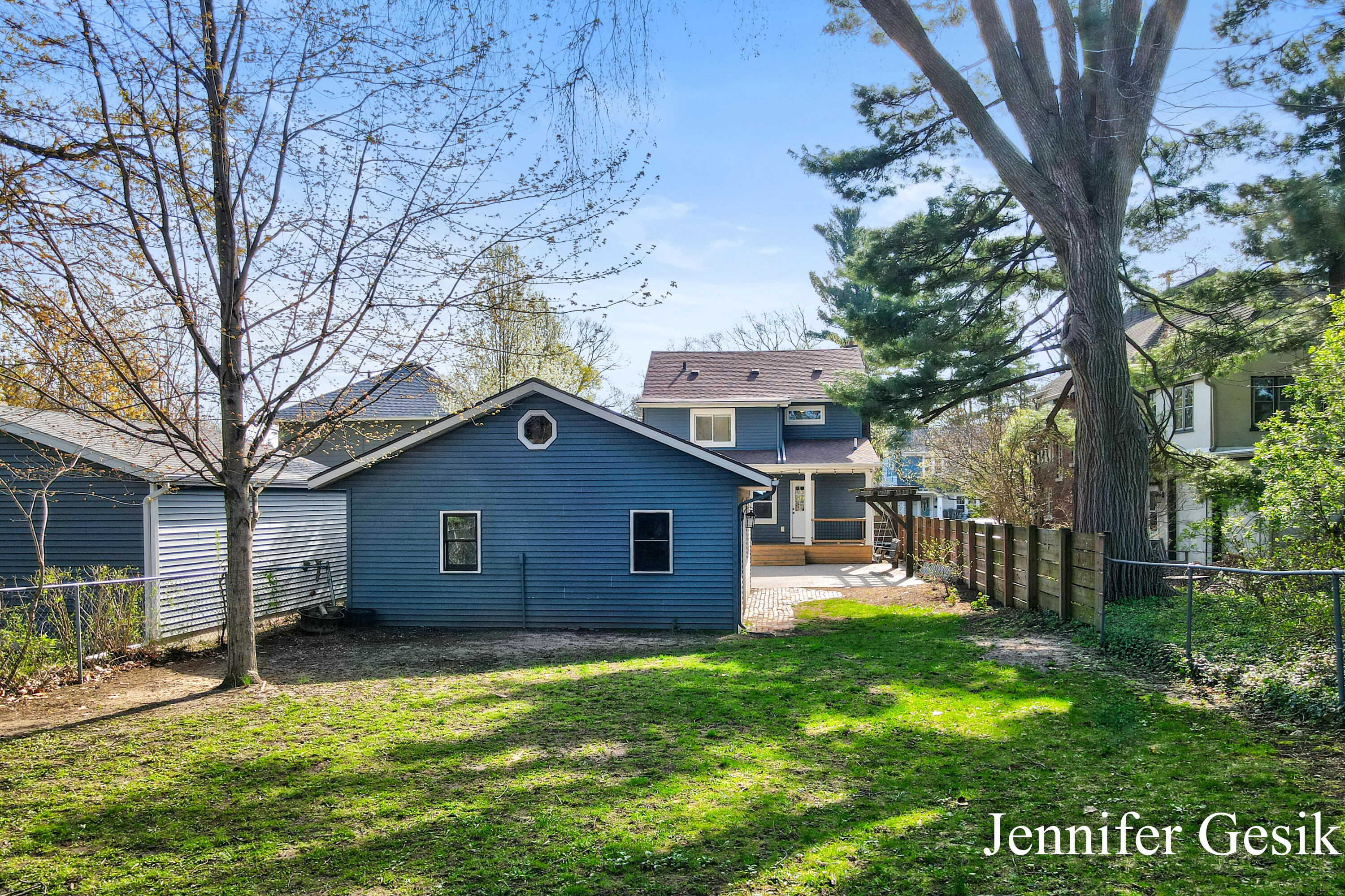 215 Glenhaven Avenue NW