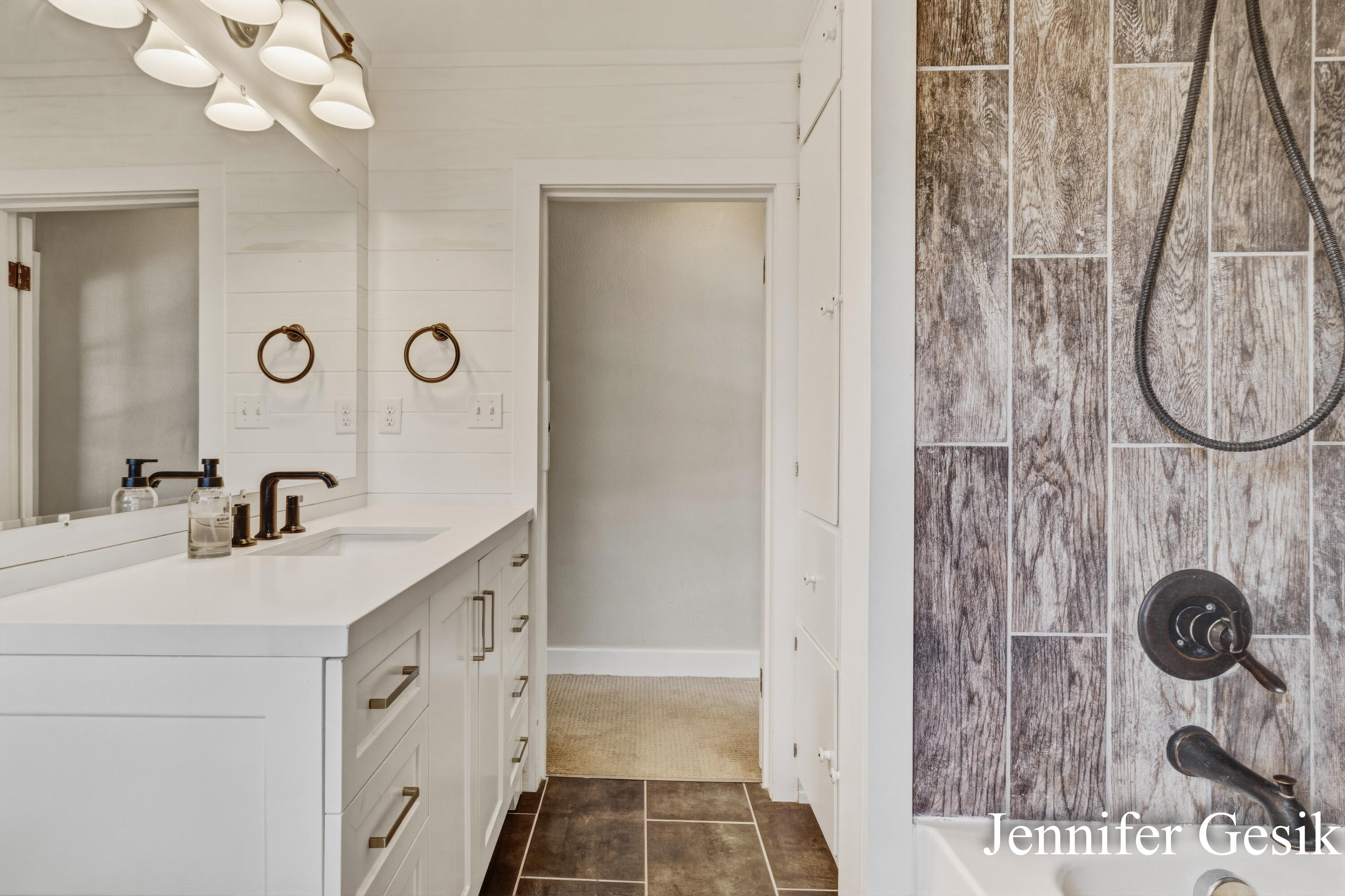 215 Glenhaven Avenue NW