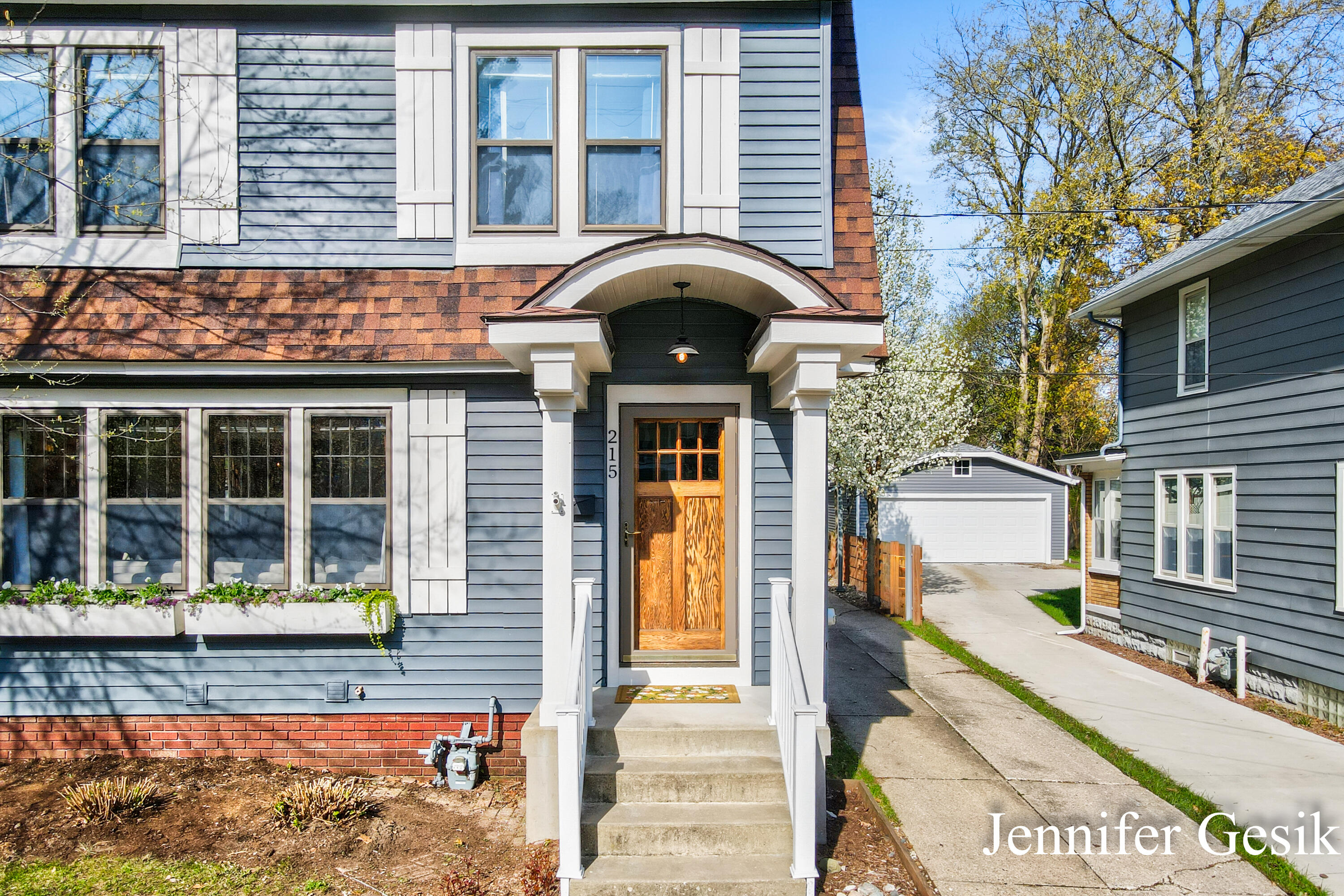 215 Glenhaven Avenue NW