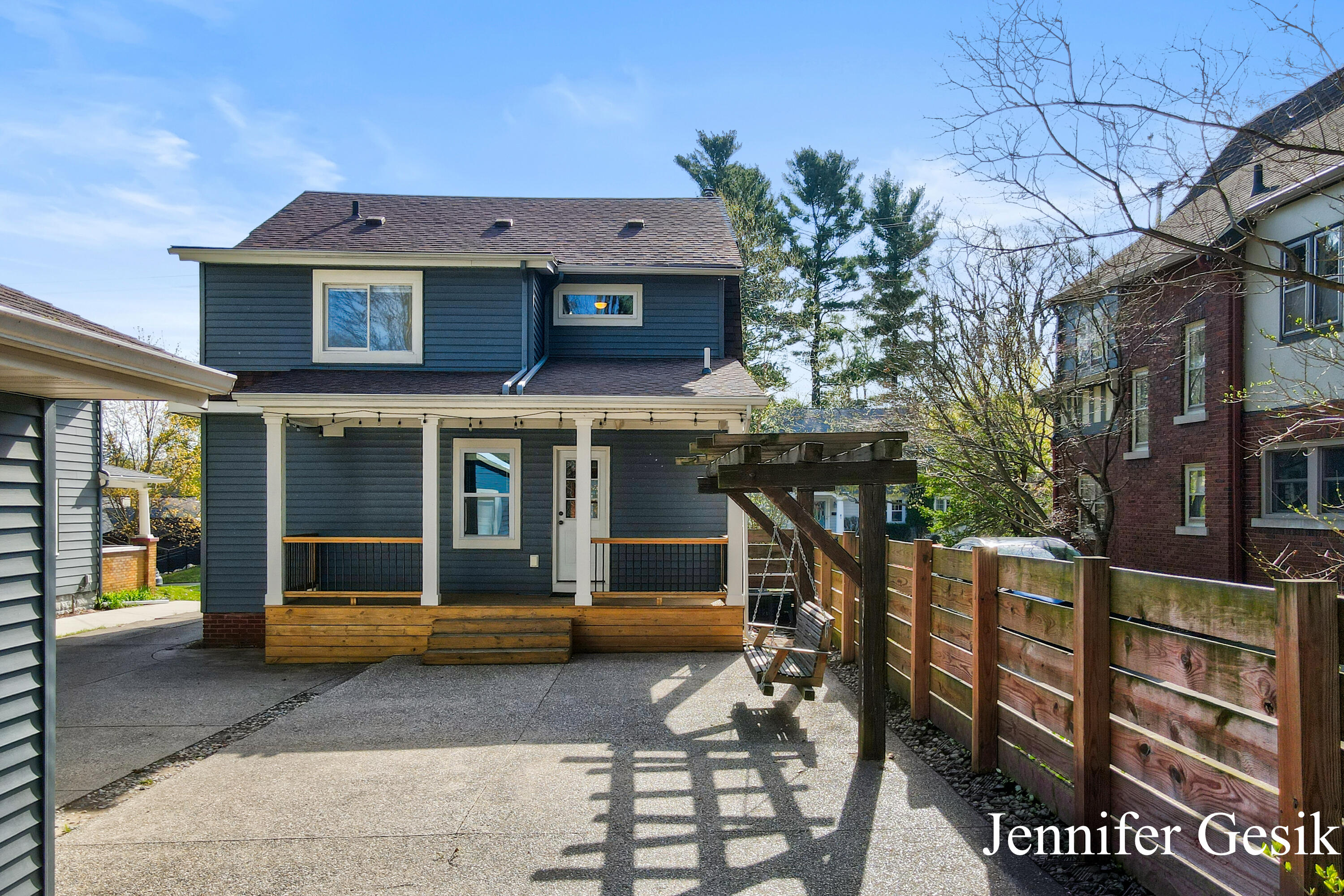 215 Glenhaven Avenue NW