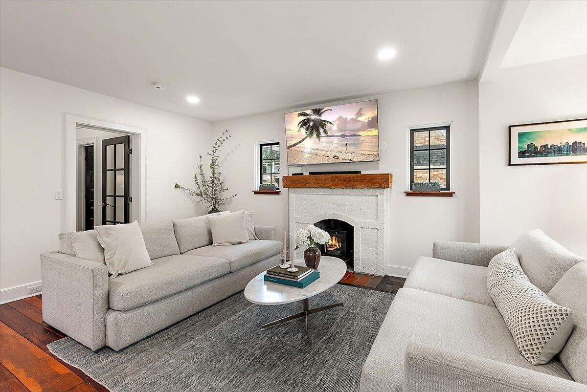415 Lakeside Drive SE