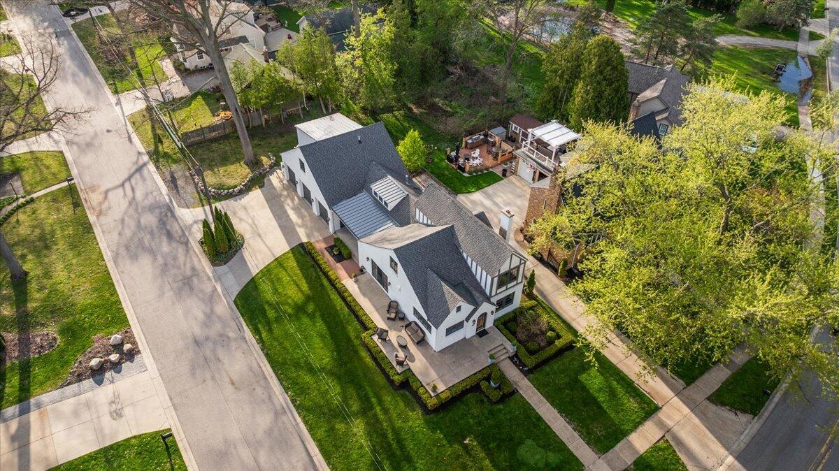 415 Lakeside Drive SE