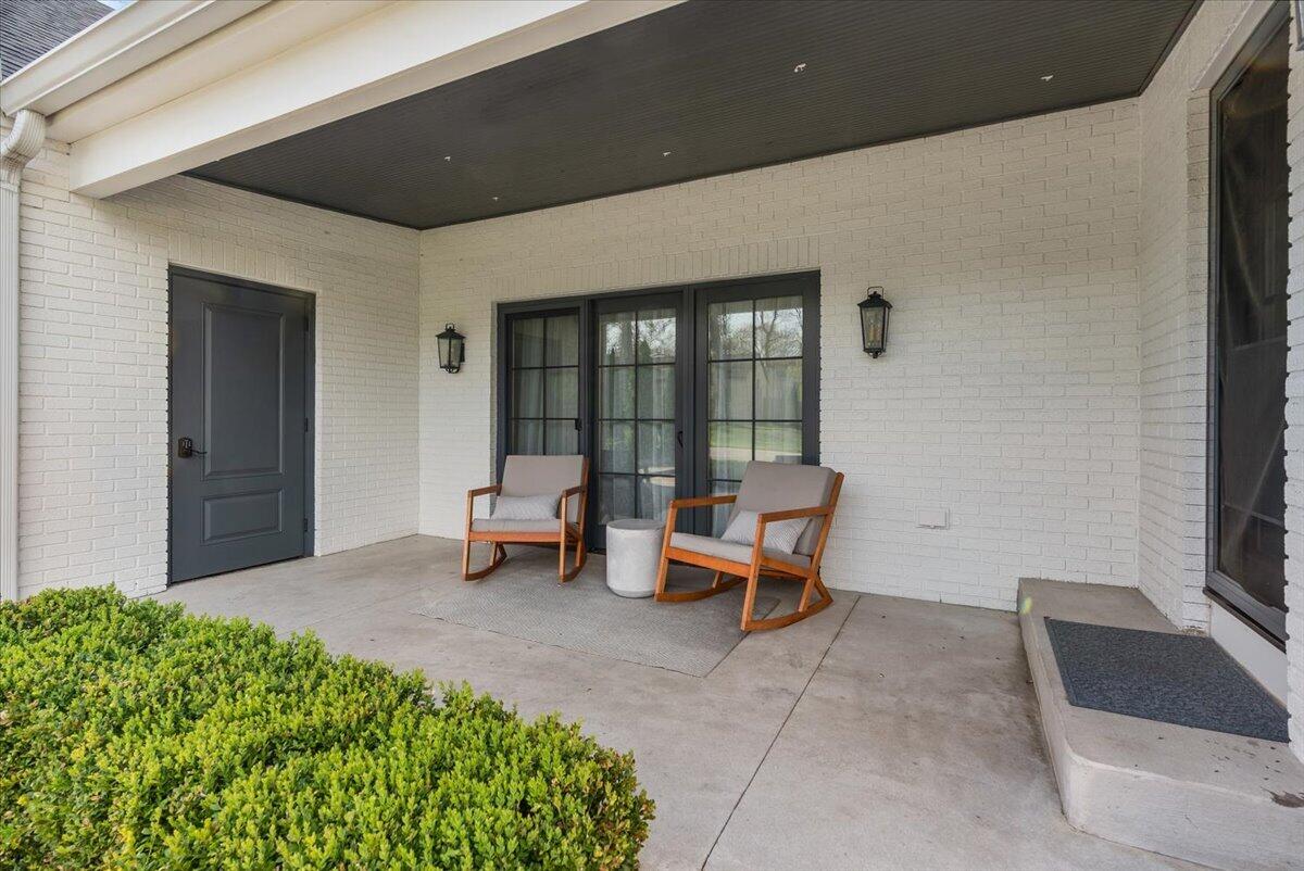 415 Lakeside Drive SE