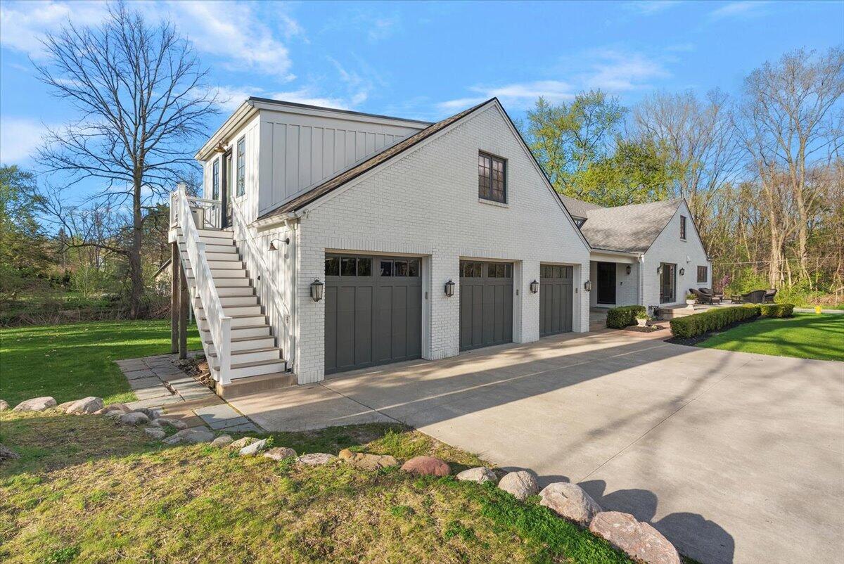 415 Lakeside Drive SE