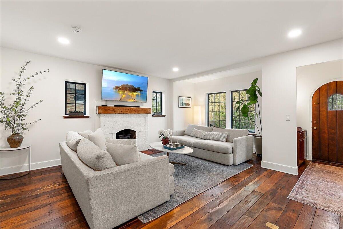 415 Lakeside Drive SE