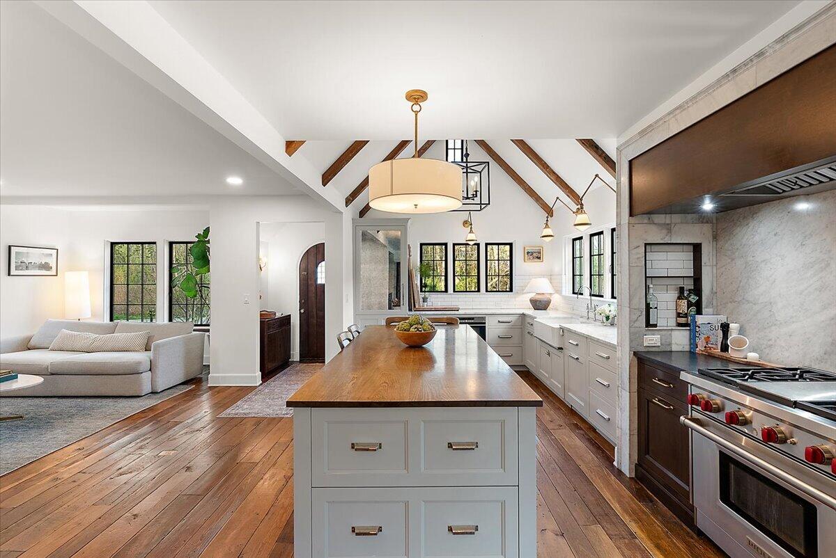 415 Lakeside Drive SE