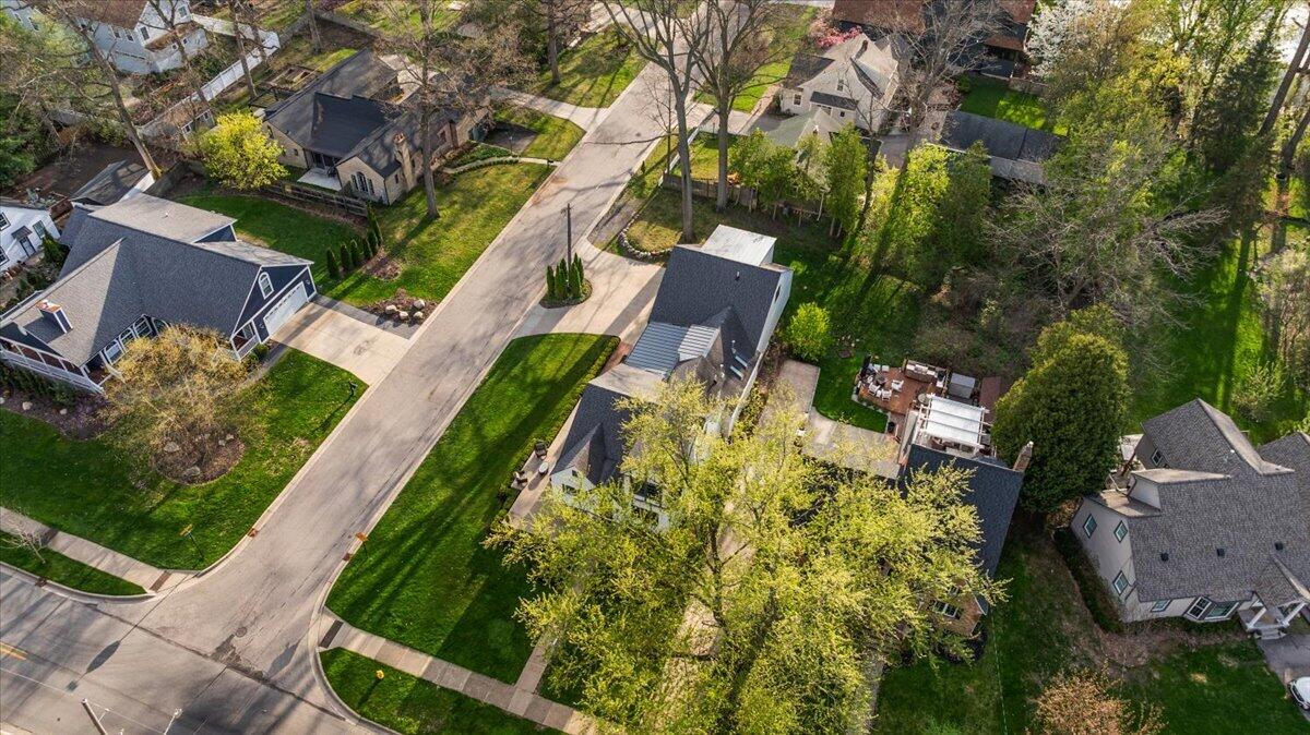 415 Lakeside Drive SE