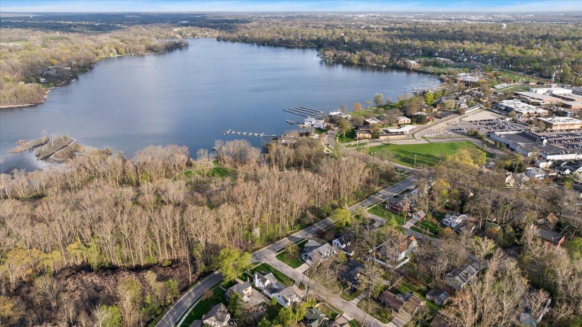 415 Lakeside Drive SE