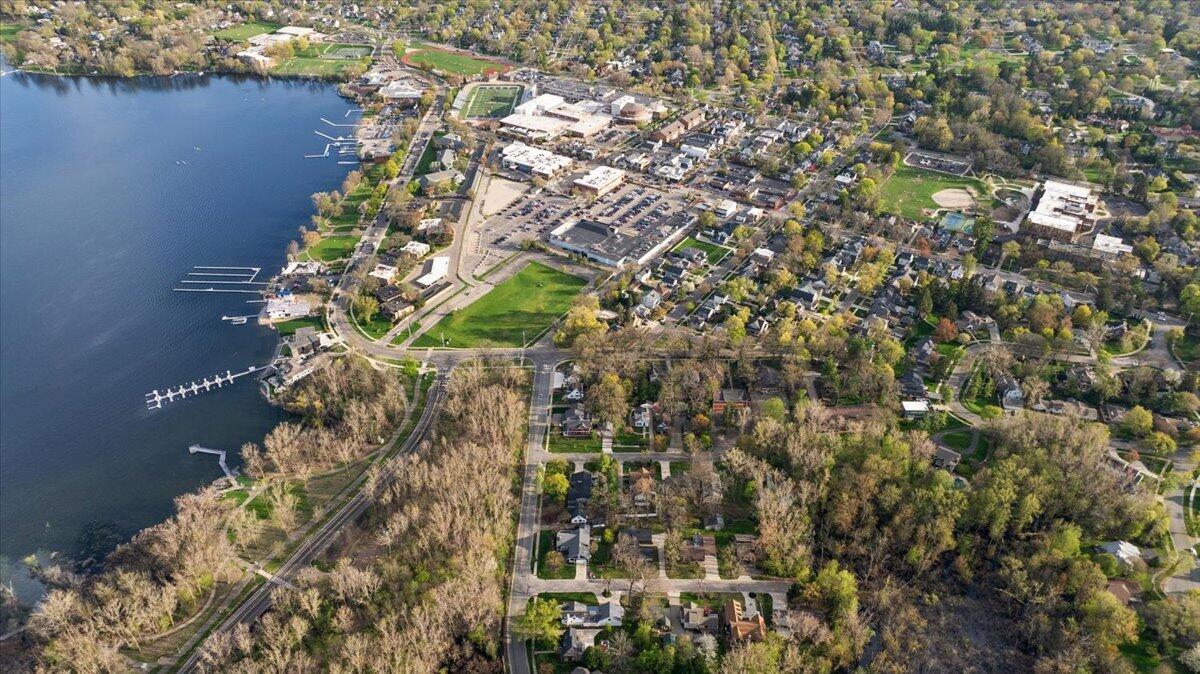 415 Lakeside Drive SE