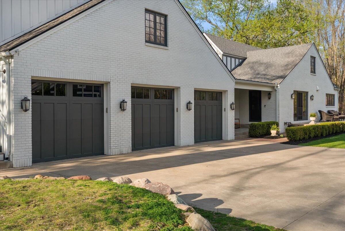 415 Lakeside Drive SE