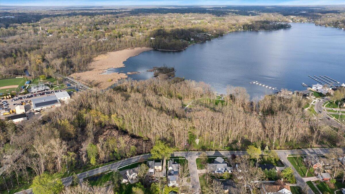 415 Lakeside Drive SE