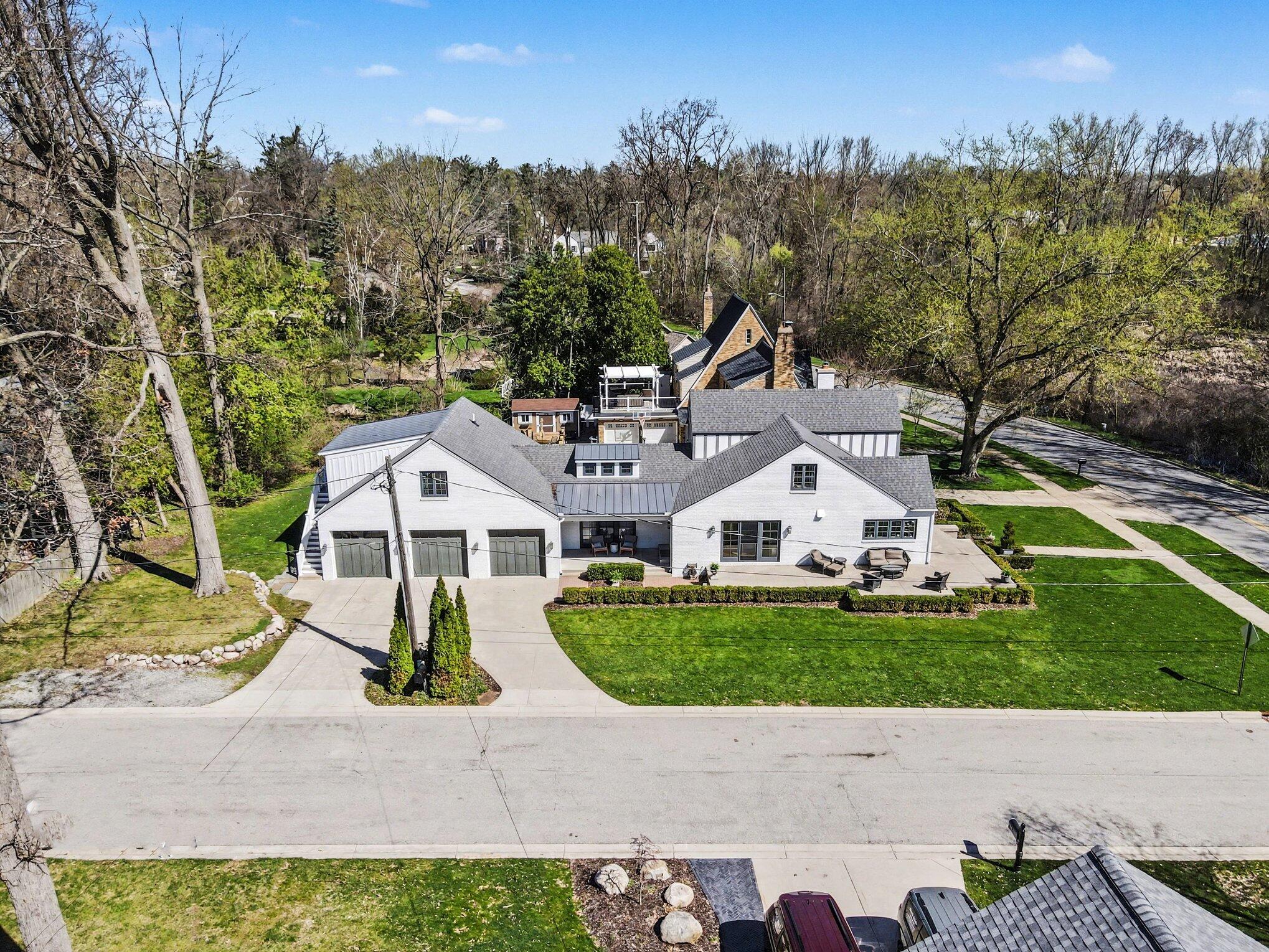 415 Lakeside Drive SE