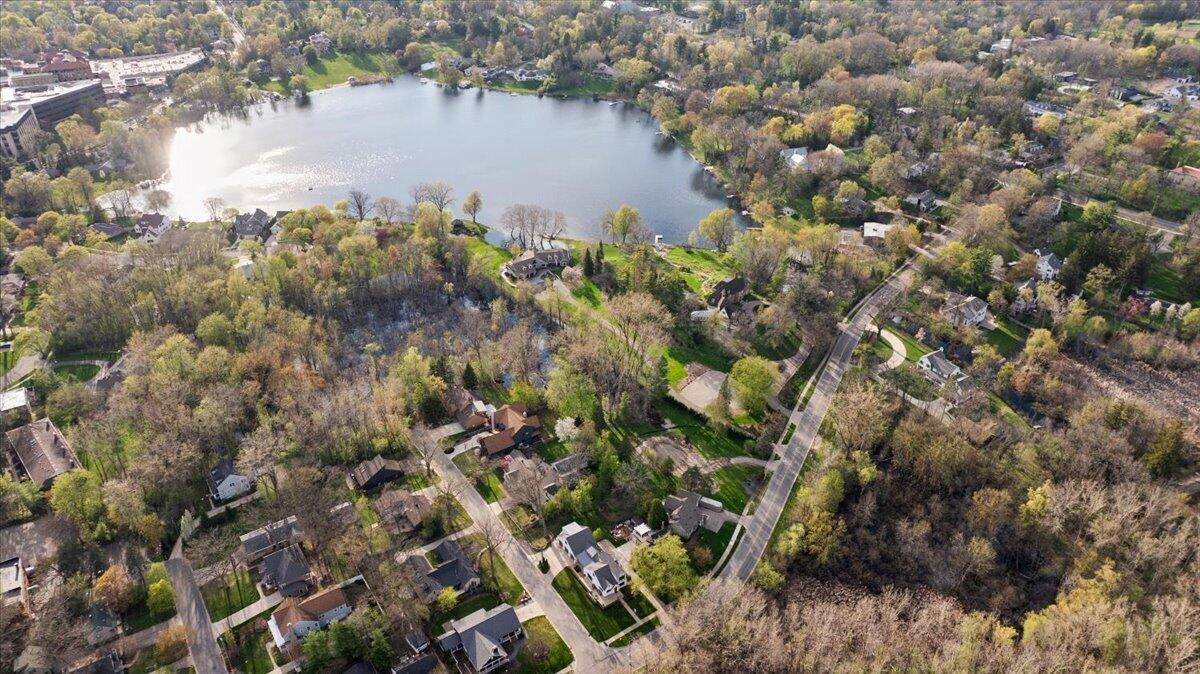 415 Lakeside Drive SE
