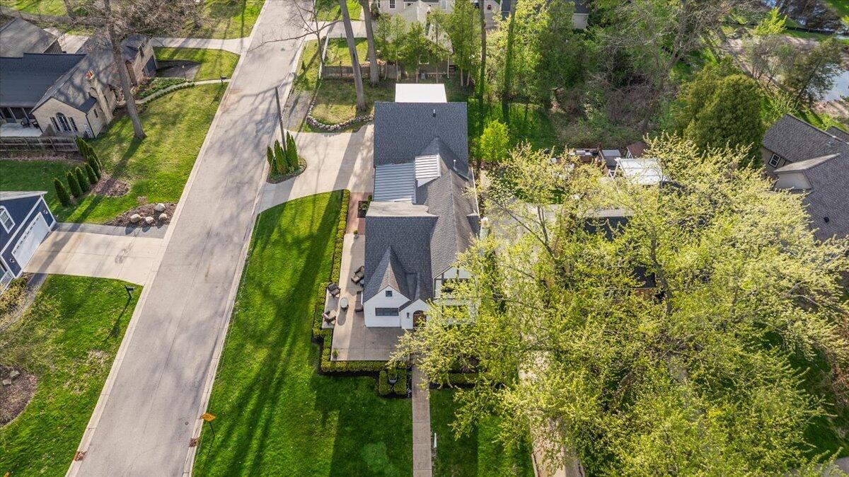 415 Lakeside Drive SE