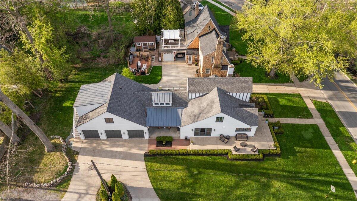 415 Lakeside Drive SE