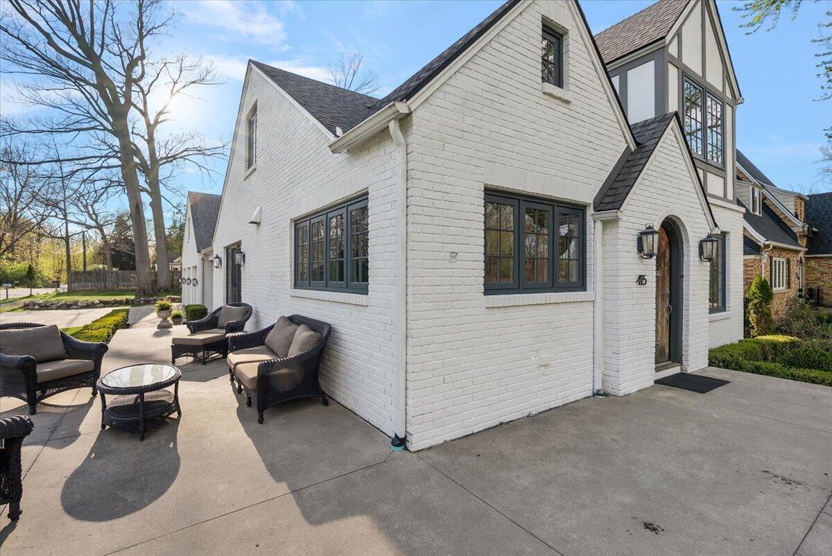 415 Lakeside Drive SE