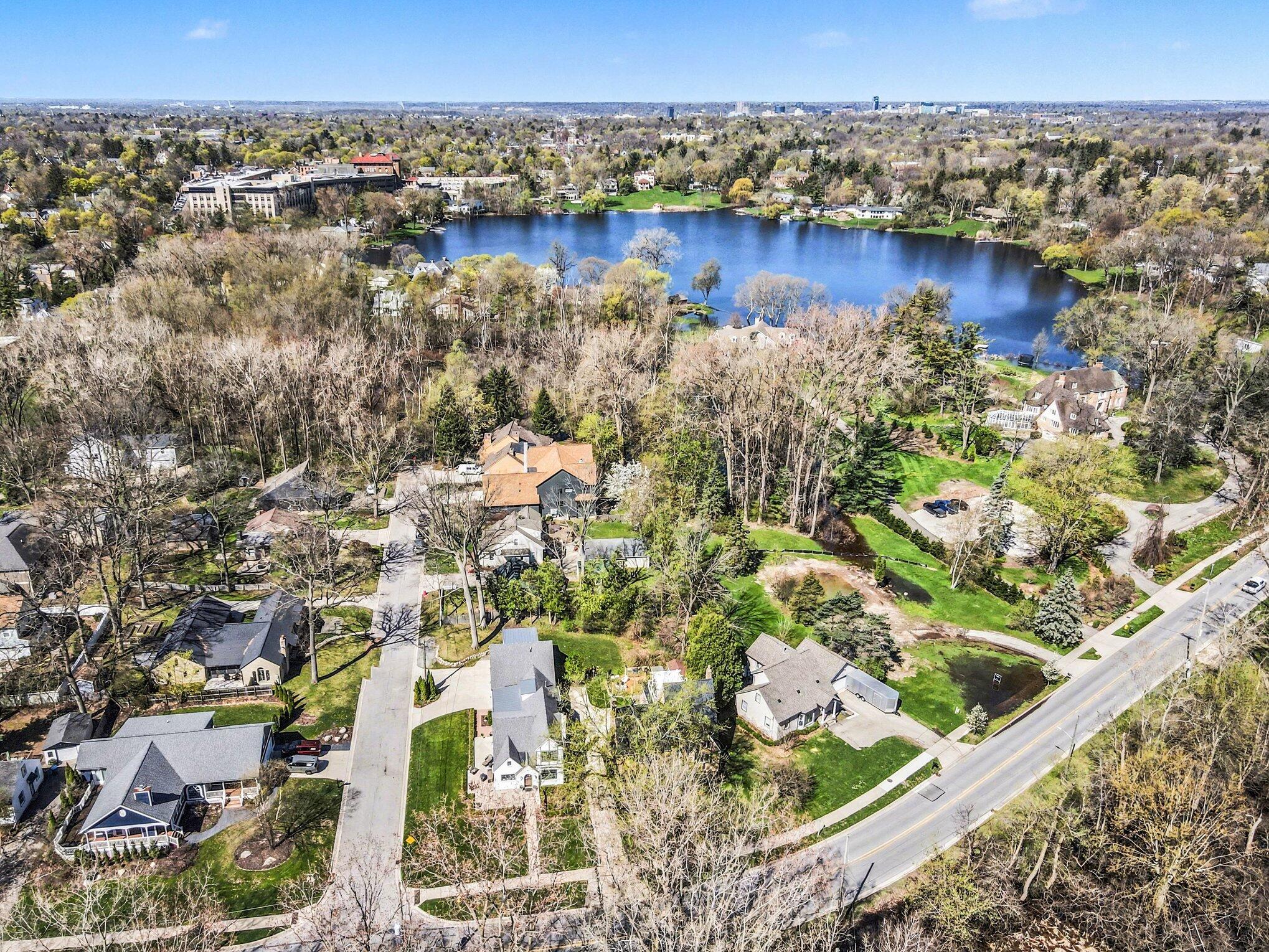 415 Lakeside Drive SE
