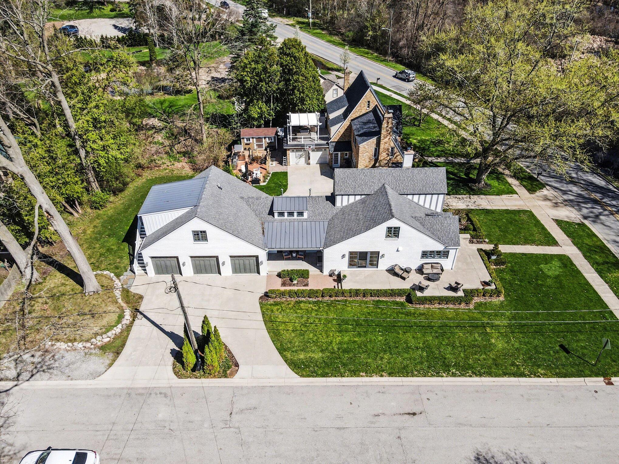 415 Lakeside Drive SE